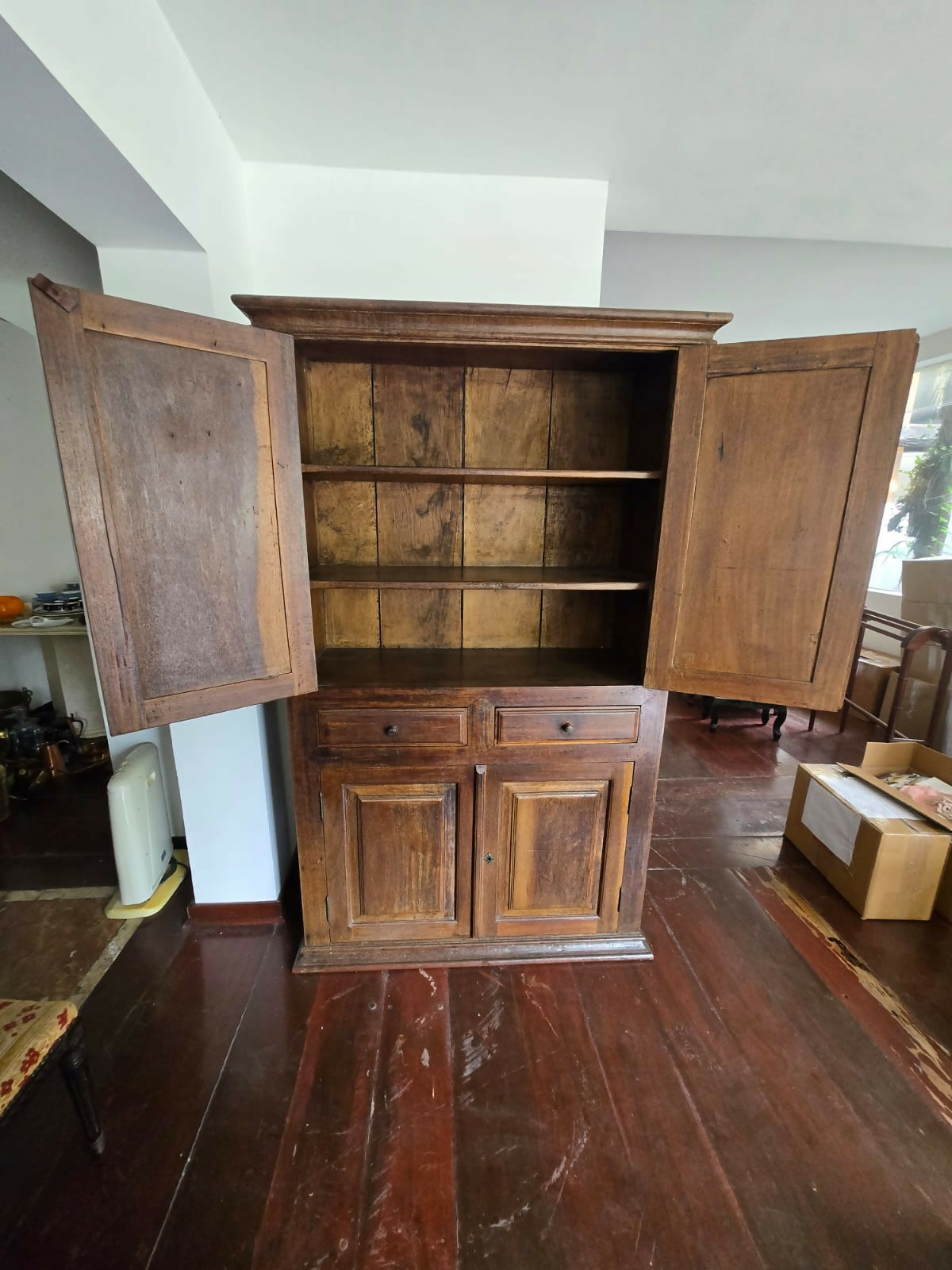 Grande armário antigo em madeira maciça com portas almofadadas – c. 1880–1920