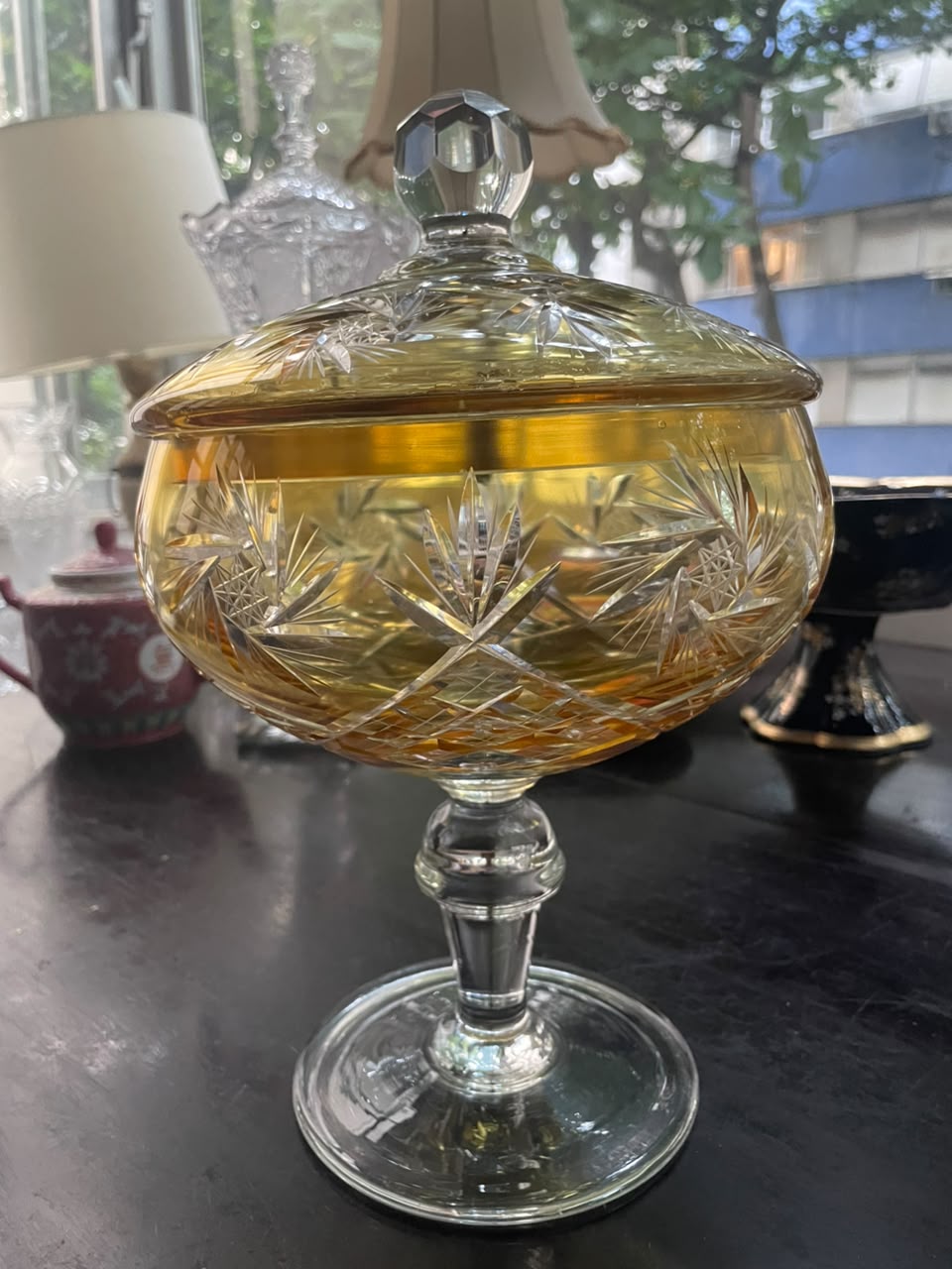 Grande bomboniere em cristal double amarelo lapidado em espiral