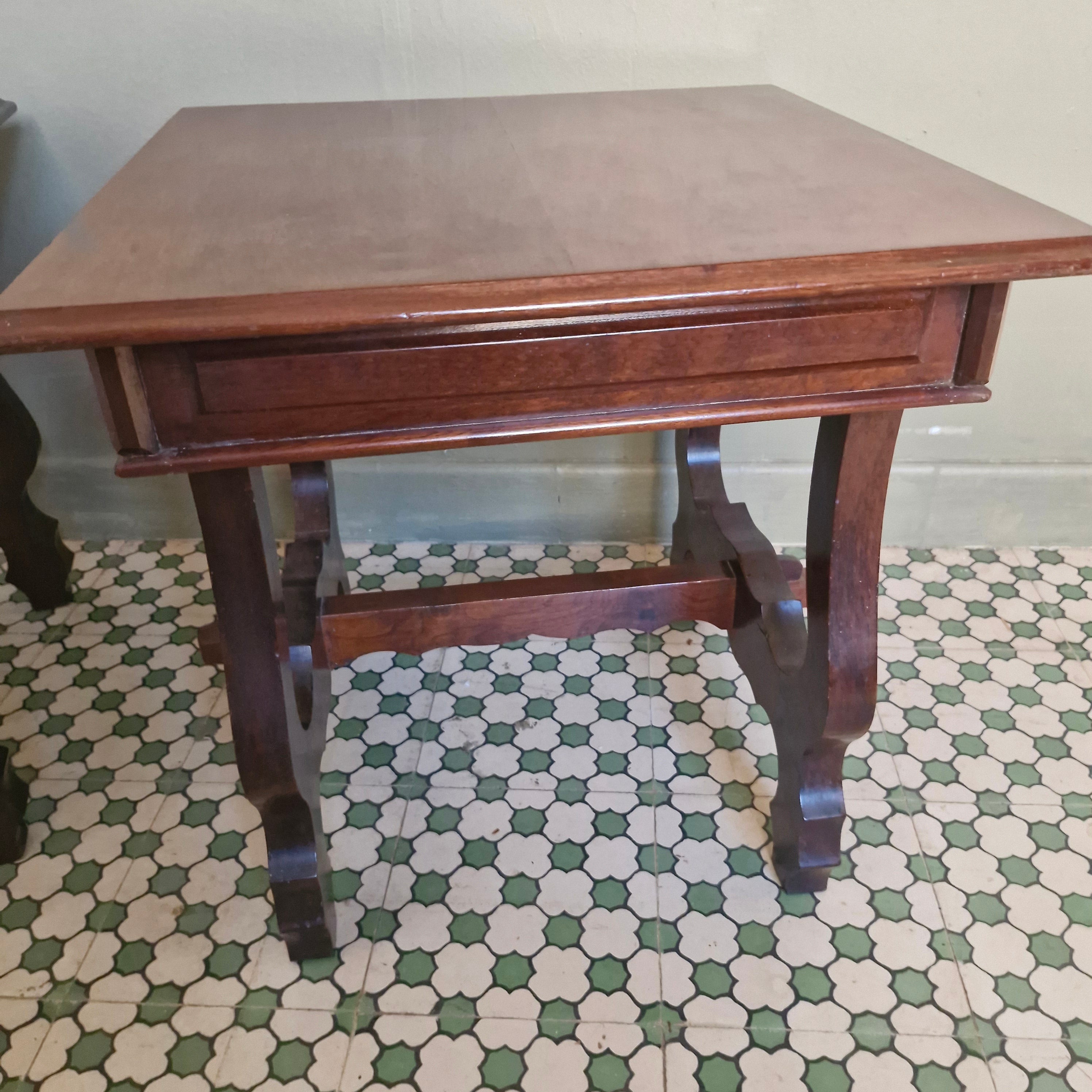 Par de Mesinhas de Canto em Madeira Maciça estilo colonial 