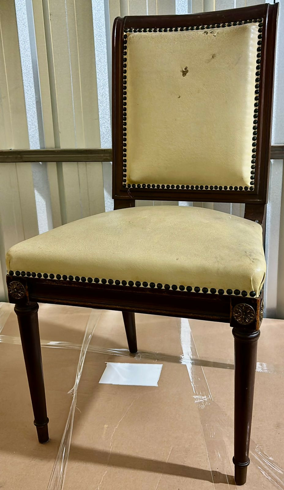 Conjunto de 04 cadeiras em madeira nobre torneadas com assentos e encostos em couro