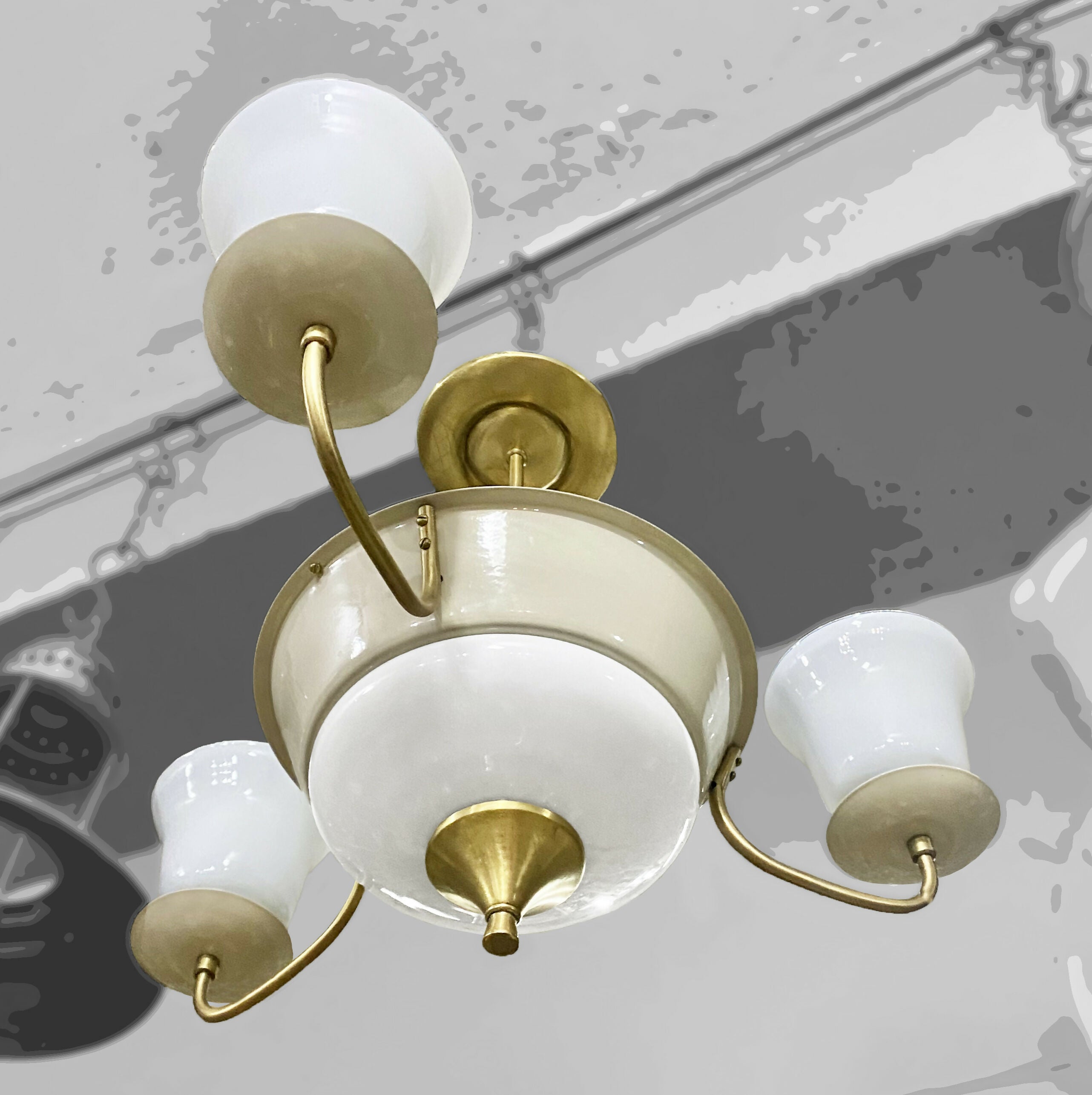 Lustre antigo 3 bocas em bege claro e latão - restaurado