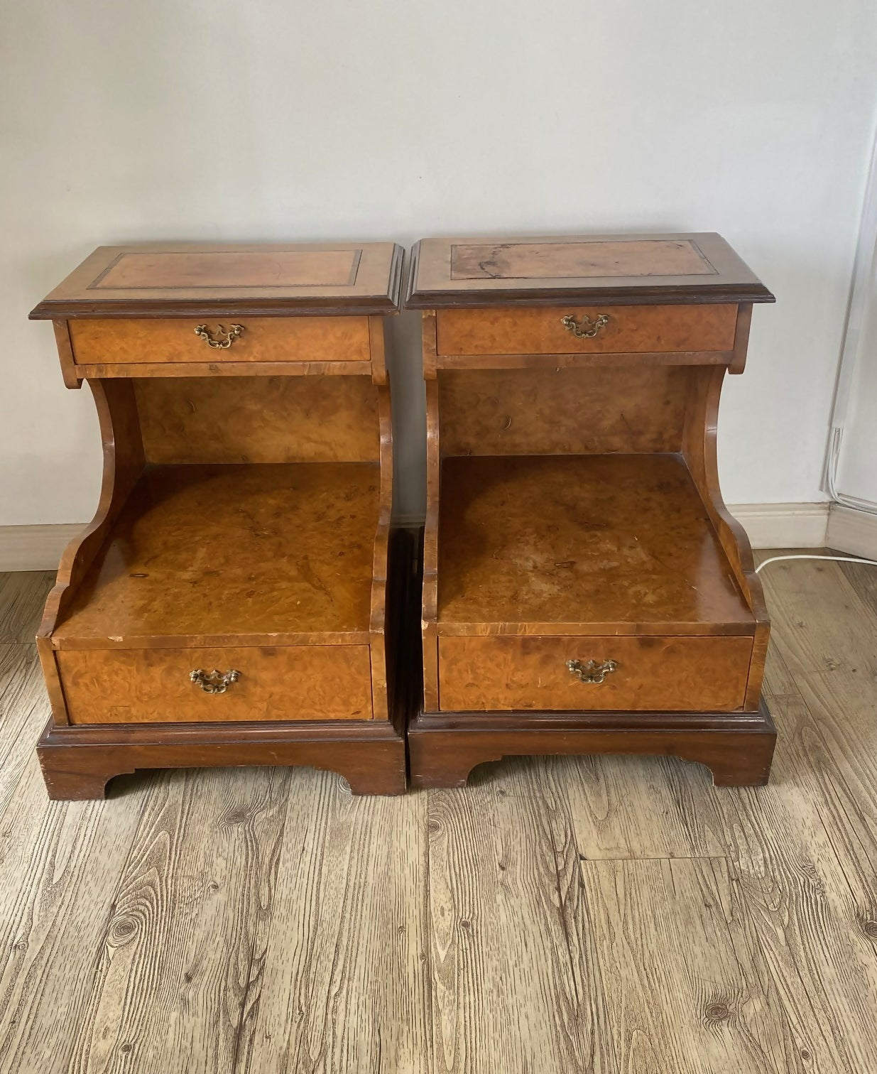 Interessante par de mesa lateral georgiana italianas,70s em radica