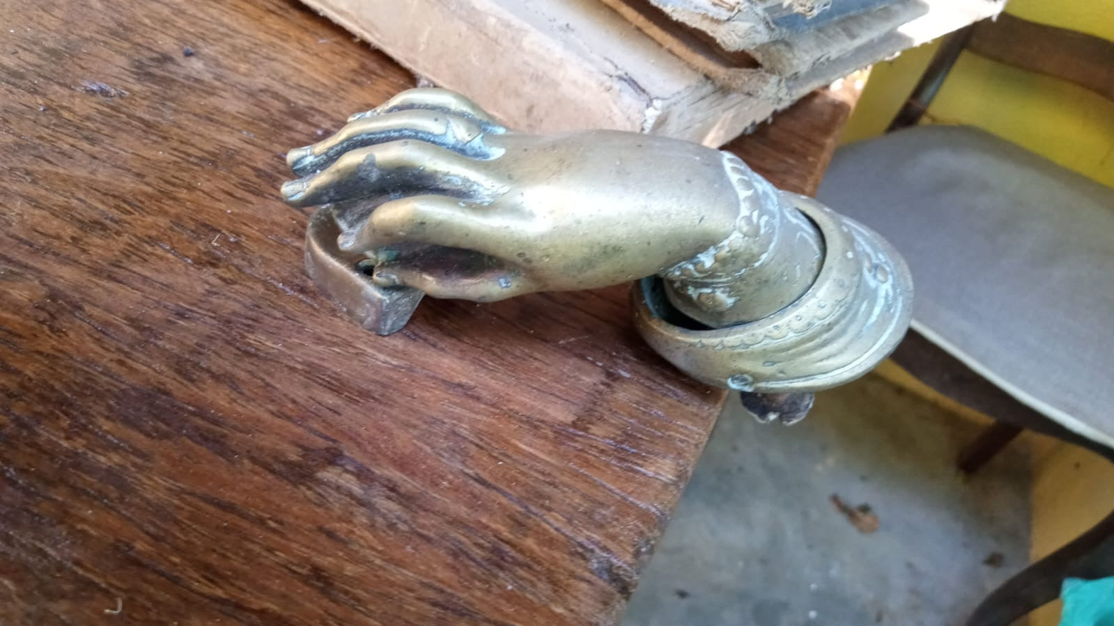 Antiga aldrava / batedor de porta em bronze em formato de mão