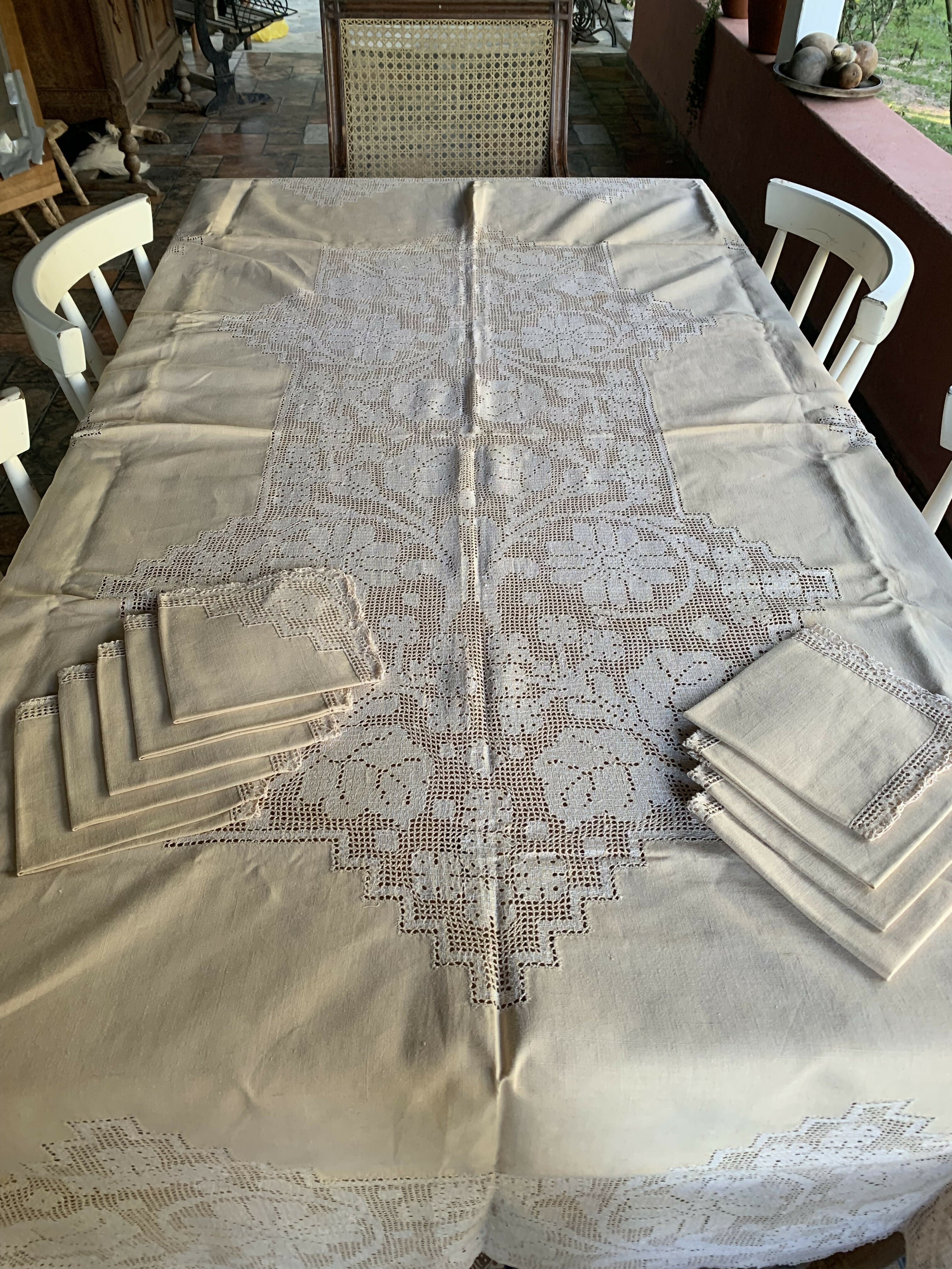 Toalha de mesa em linho bordada com guardanapos