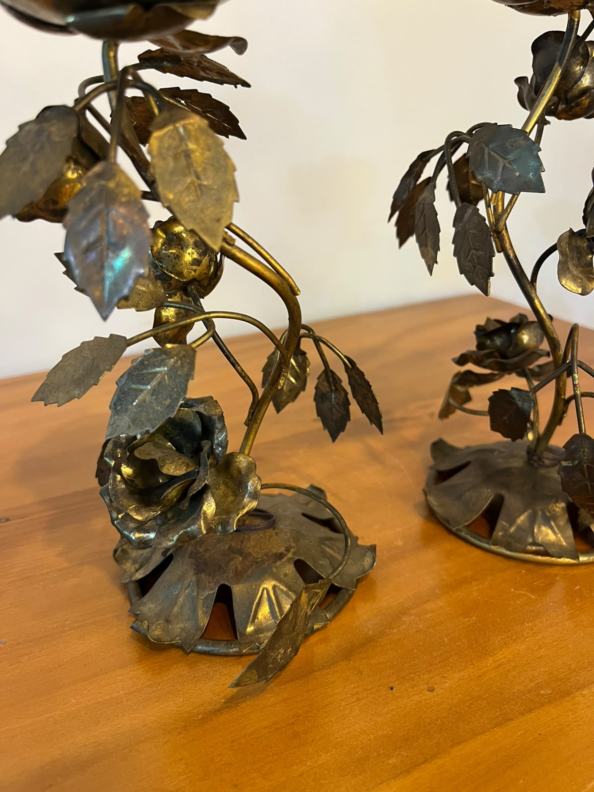 Par de castiçais em latão com rosas e folhagens – 22 cm