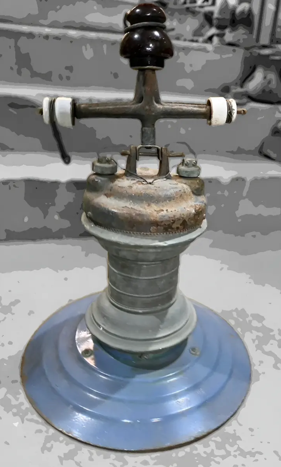 Luminária antiga com cúpula em ferro esmaltado azul