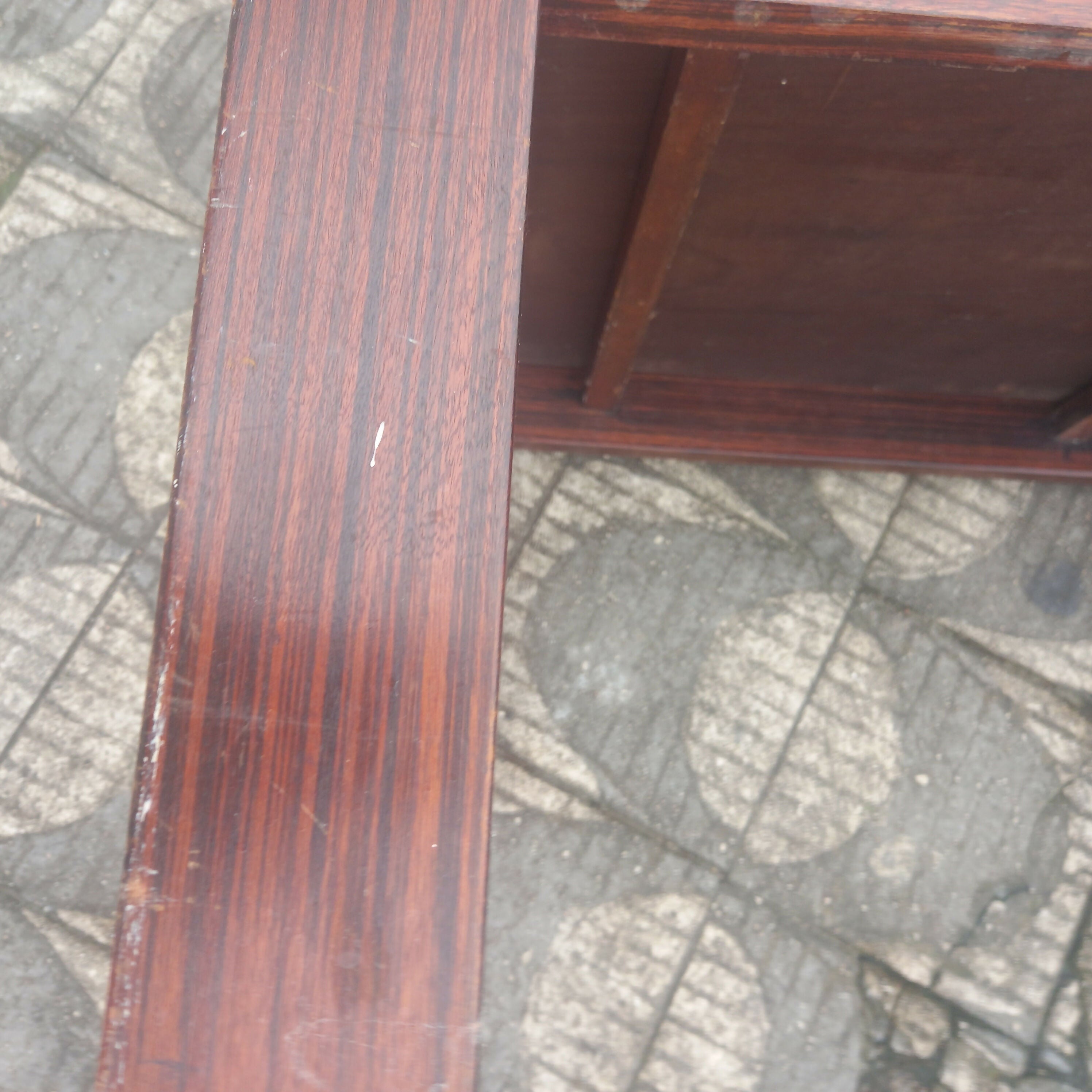 Mesa auxiliar quadrada em madeira