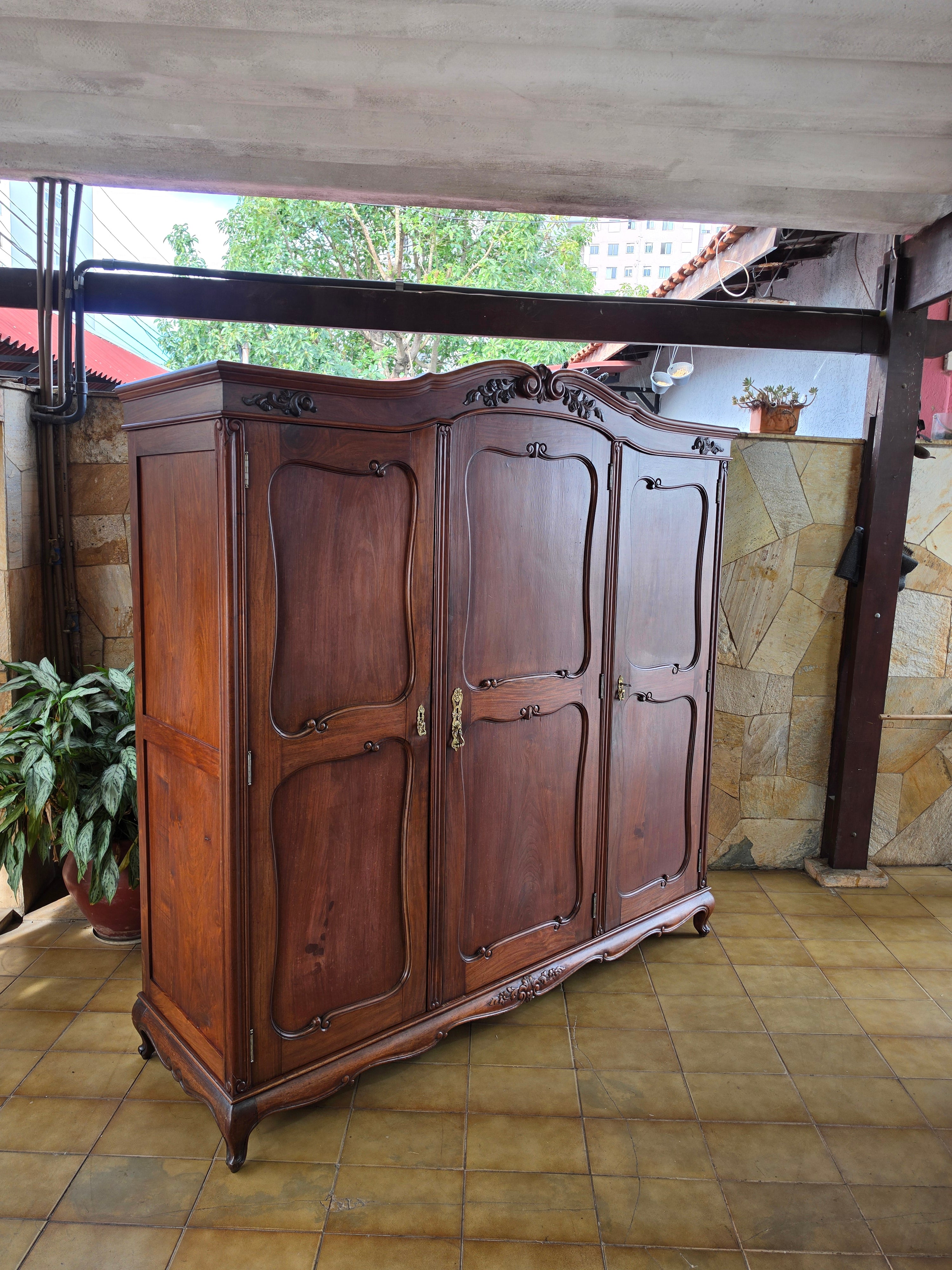 Guarda Roupa Luiz XV (3 portas) - restaurado 