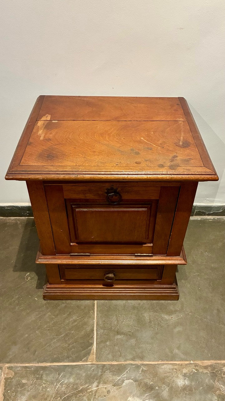 Mesa de Cabeceira em Madeira com Porta e Gaveta