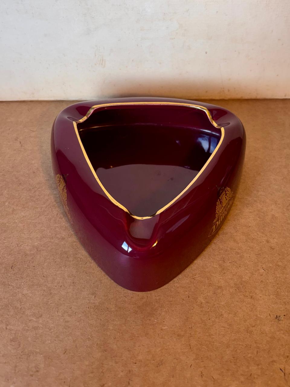 Cinzeiro triangular Dimple Scotch Whisky em cerâmica vinho e dourado — Wade (DMCPS_683)