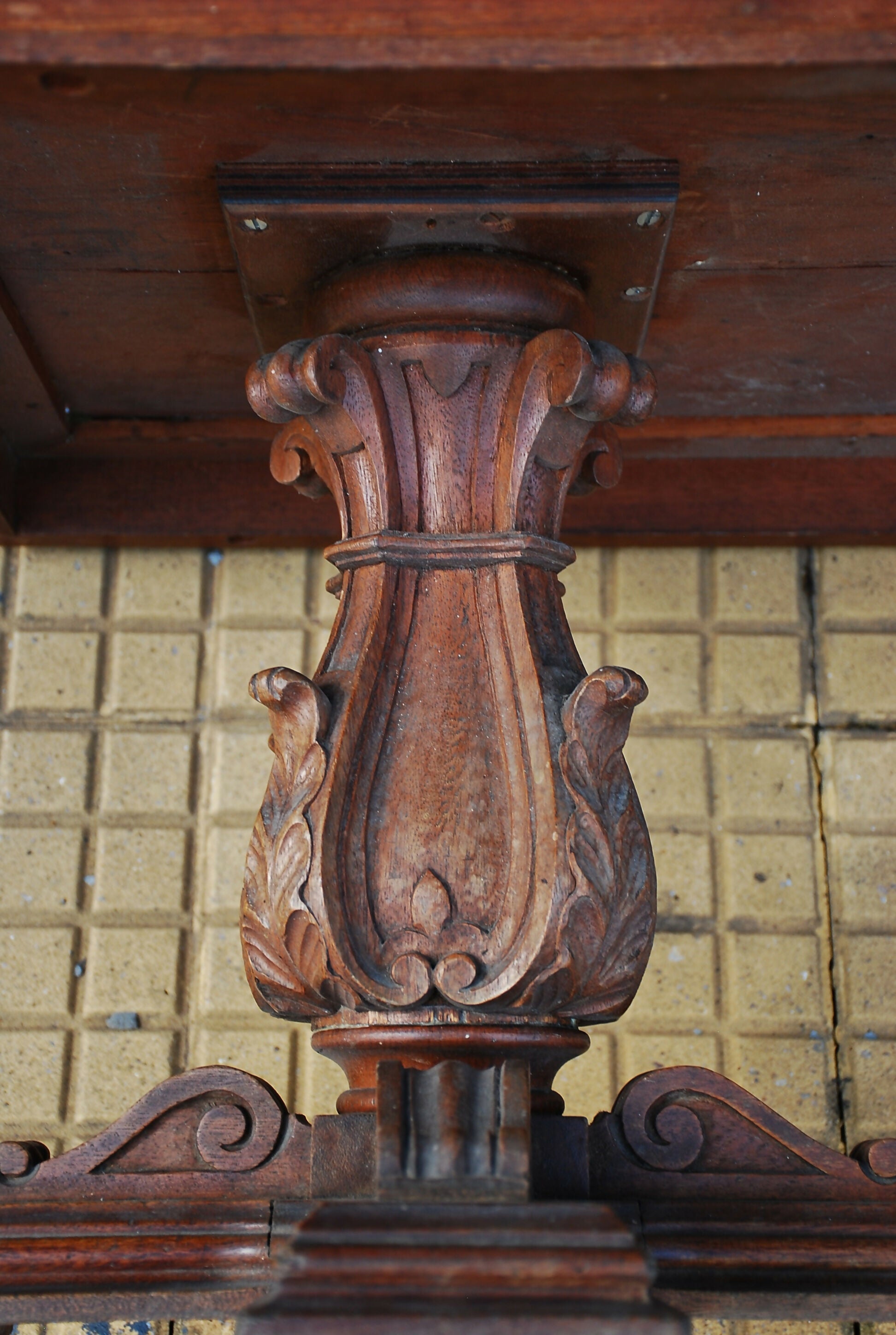 mesa de centro anos 60/70 tampo de couro desgaste do tempo