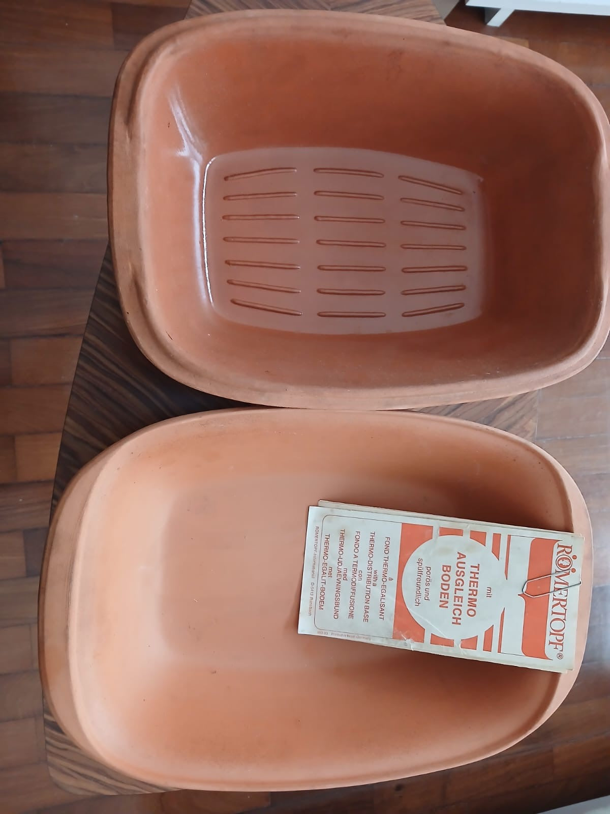 assadeira com tampa feita de barro de terracota, sem esmalte, vitrificada por dentro