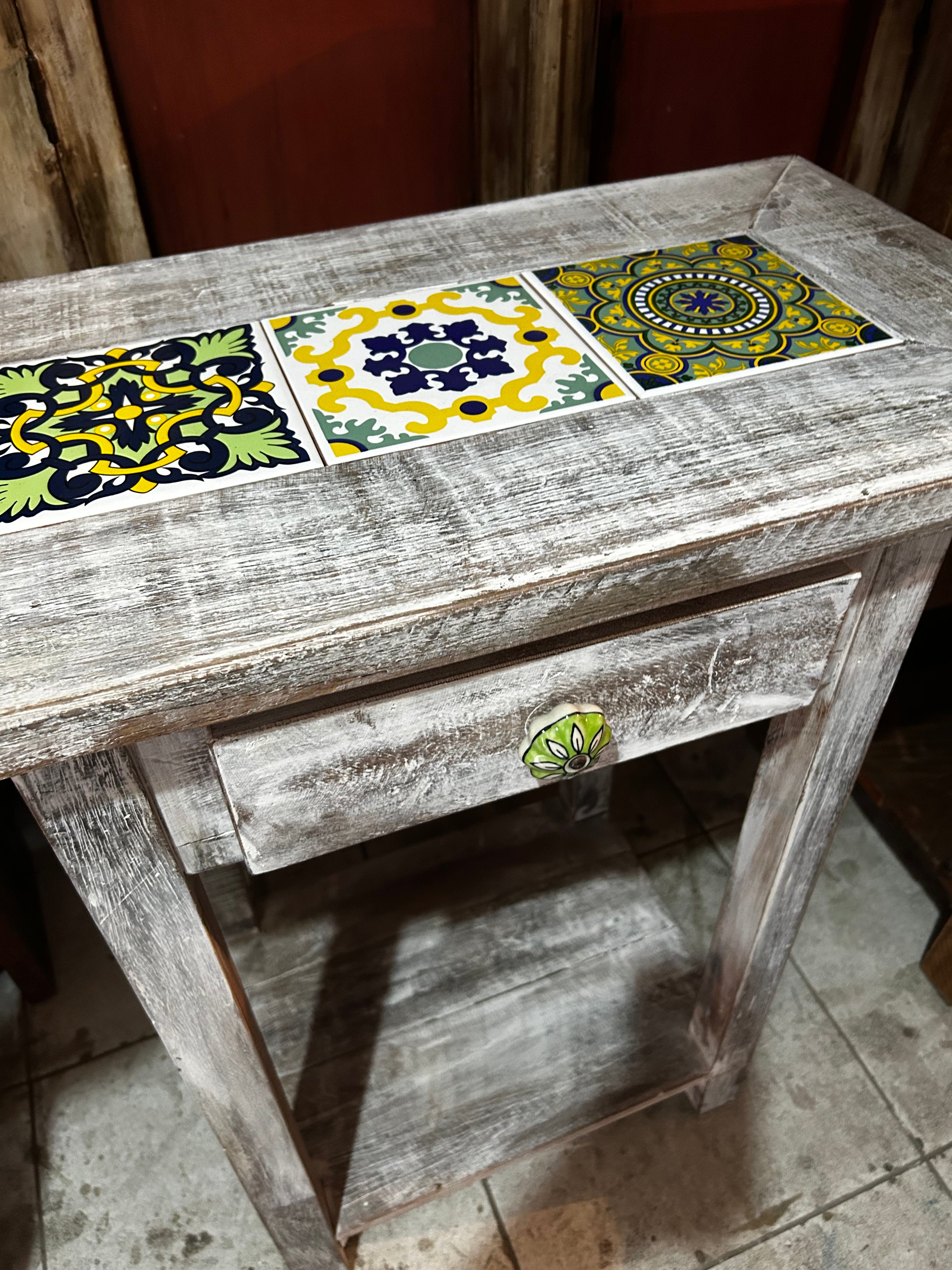 Aparador em azulejos vintage, acabamento patina branca.