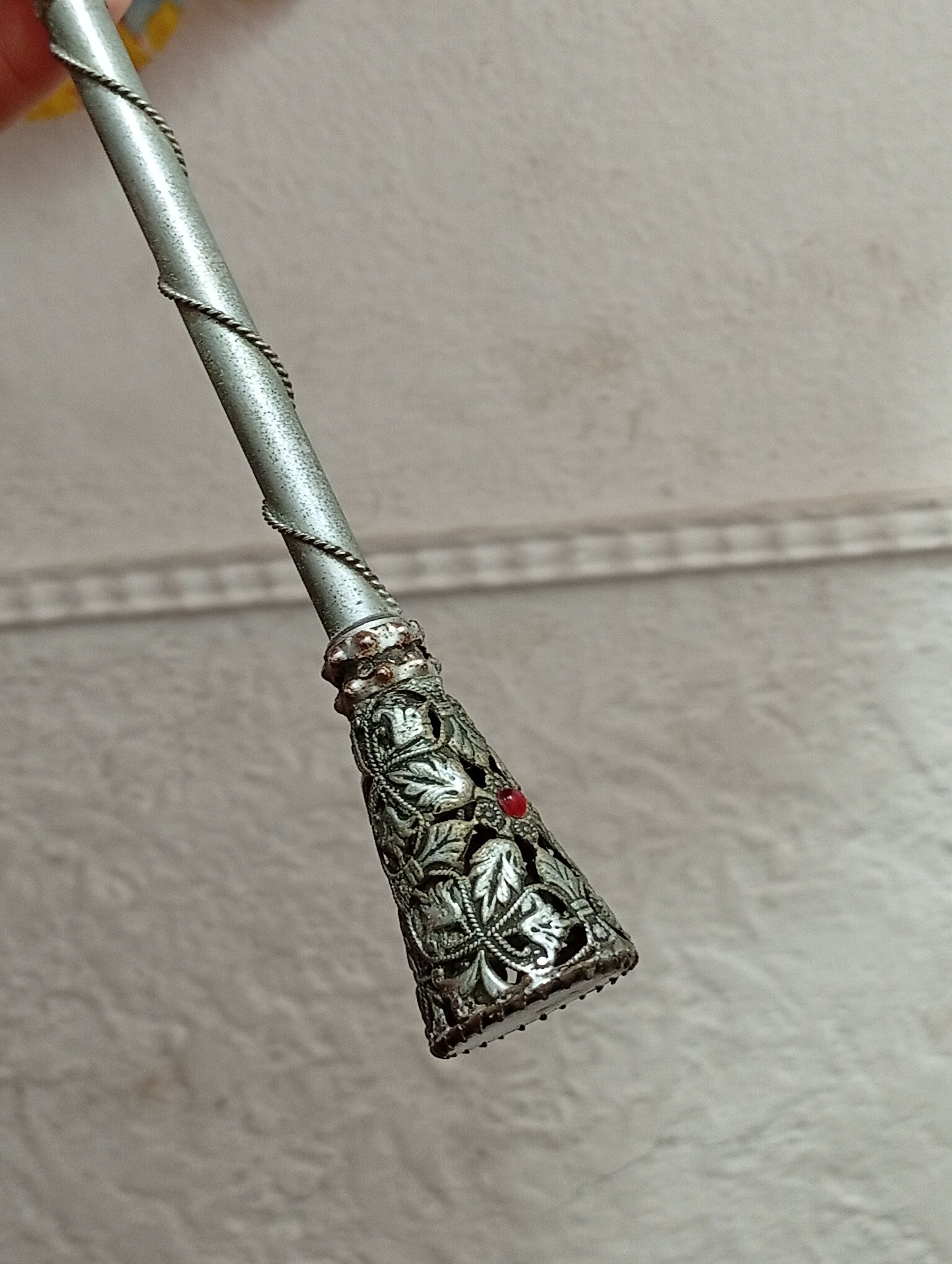 Sombrinha antiga com cabo ornamentado