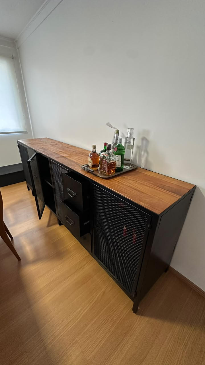Buffet estilo industrial em madeira e metal em preto 