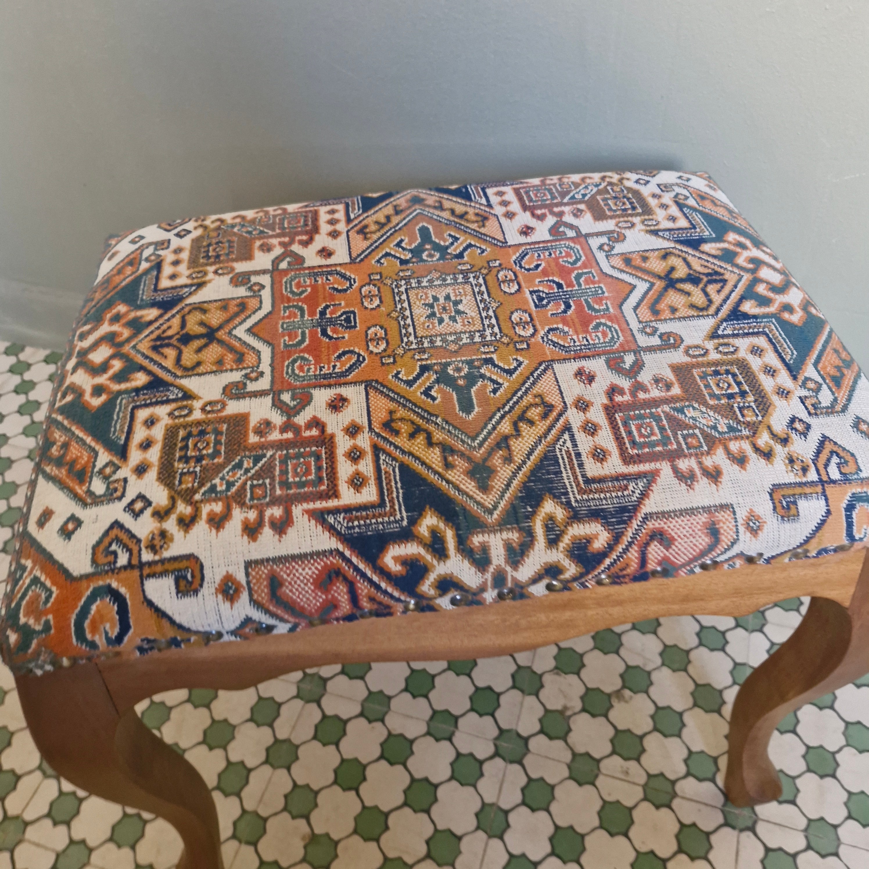 Banqueta Luiz XV com assento estofado com tapete belga  