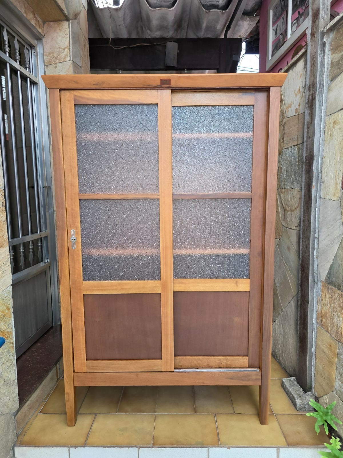 Armário / Livreiro miele, década de 60, possui 4 tábuas, vidro craquelado da época, chave, fechadura e selo.