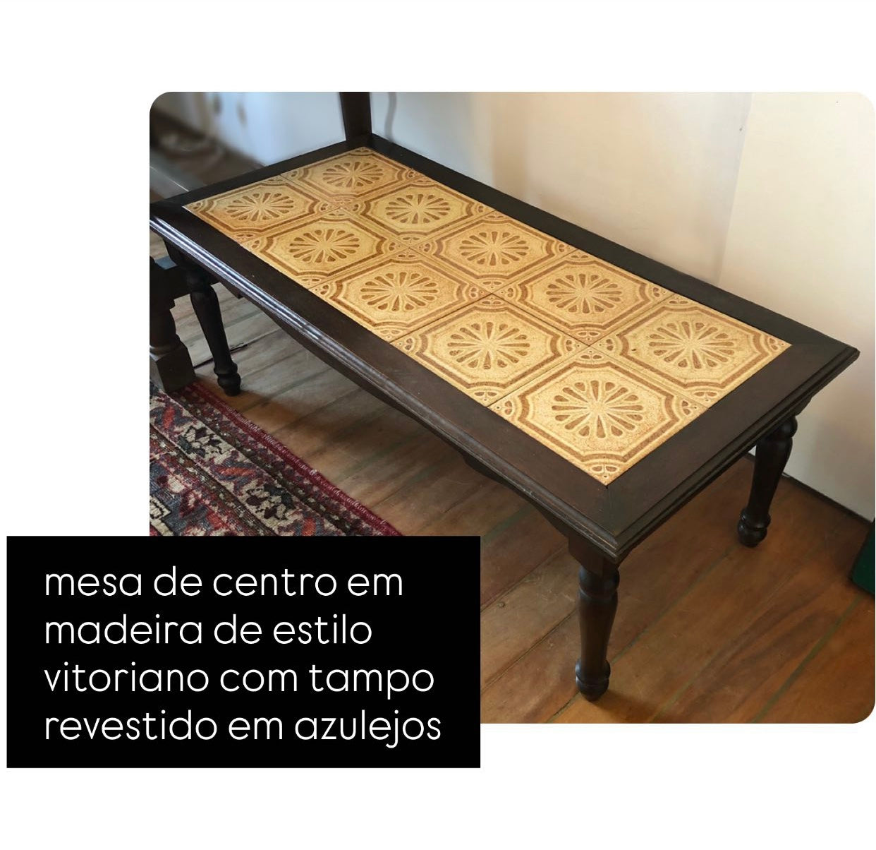 Mesa de centro retangular em madeira com azulejos