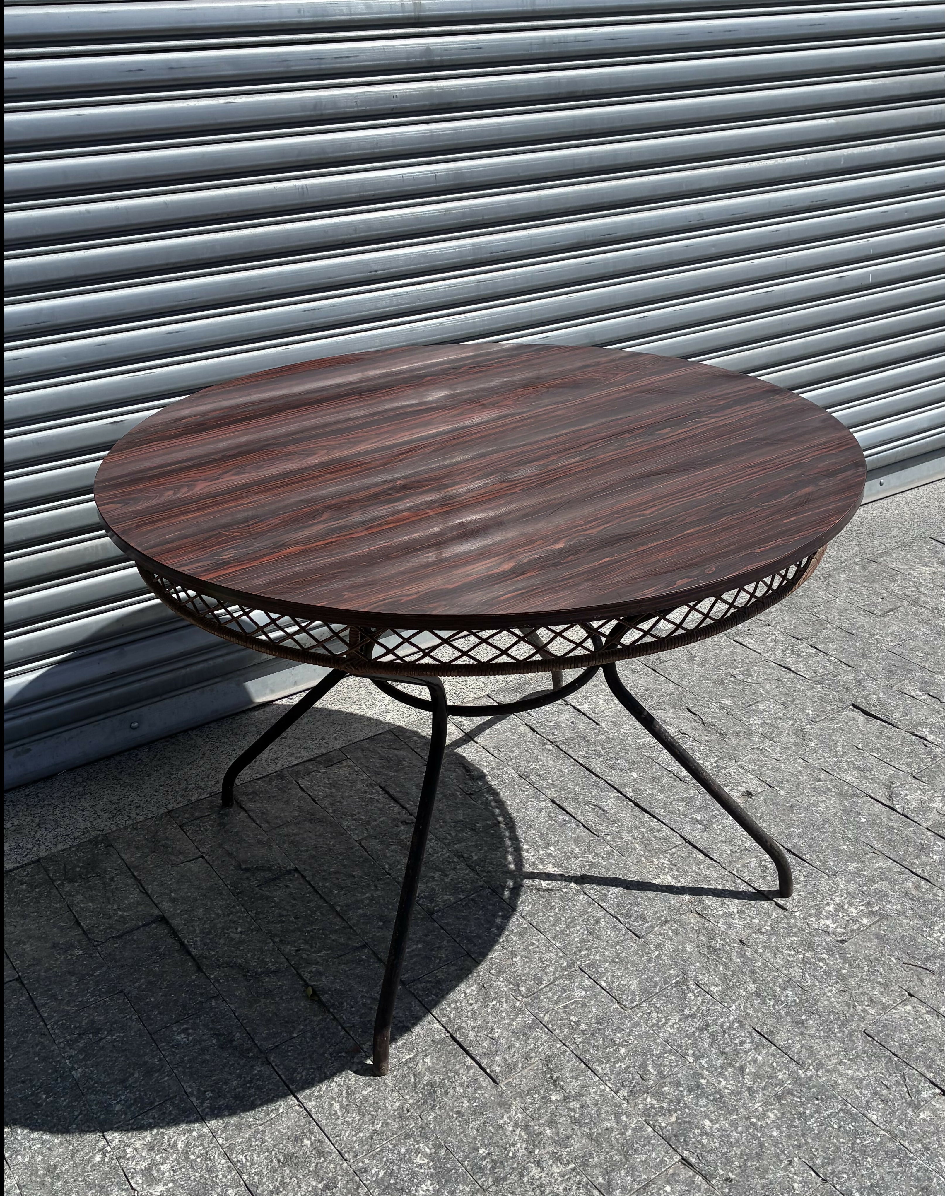 Mesa de jantar redonda com tampo em fórmica Jacarandá