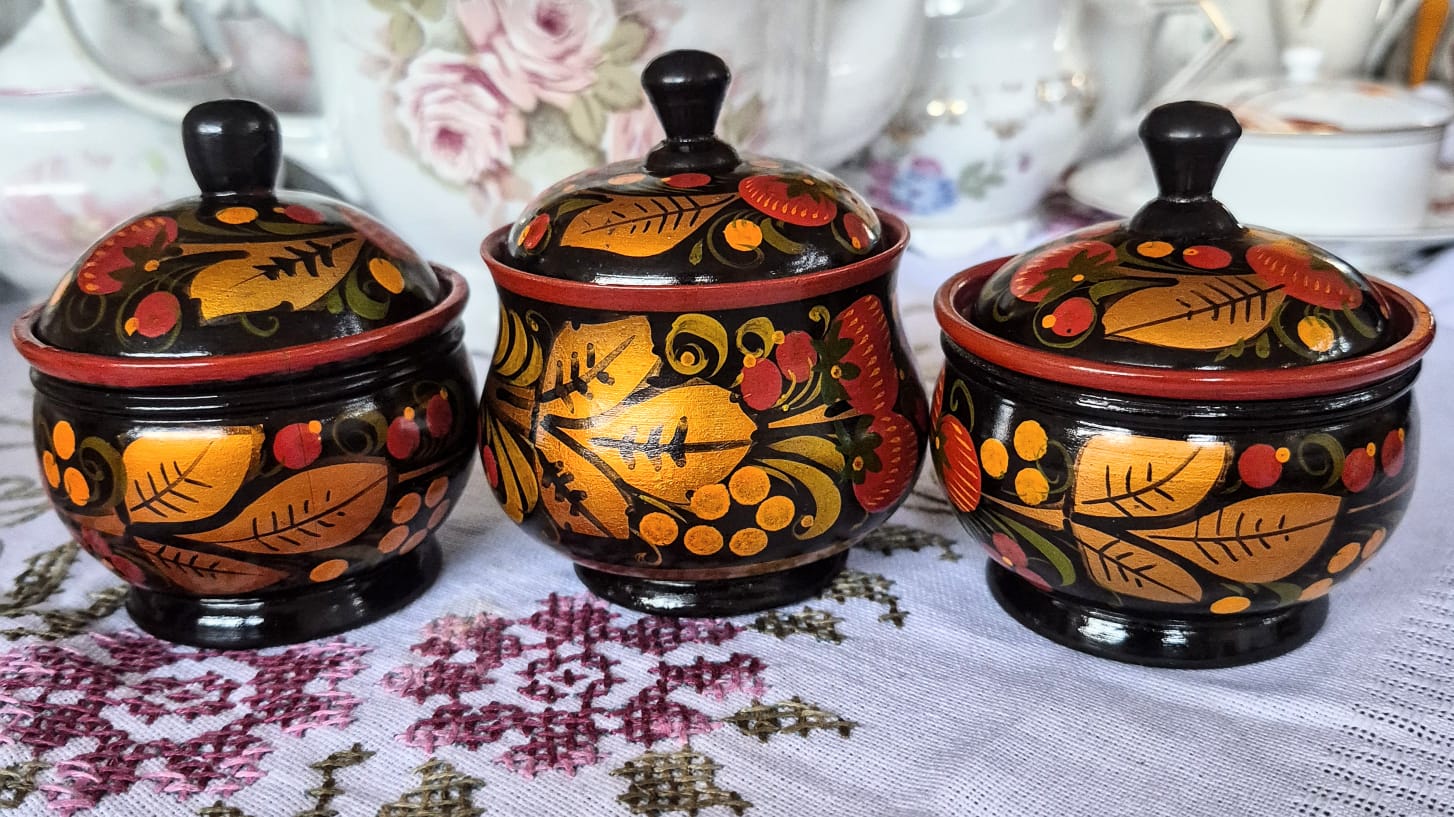 Conjunto de potes com tampa em laca russa Khokloma no tradicional padrão frutas silvestres. Perfeitos!