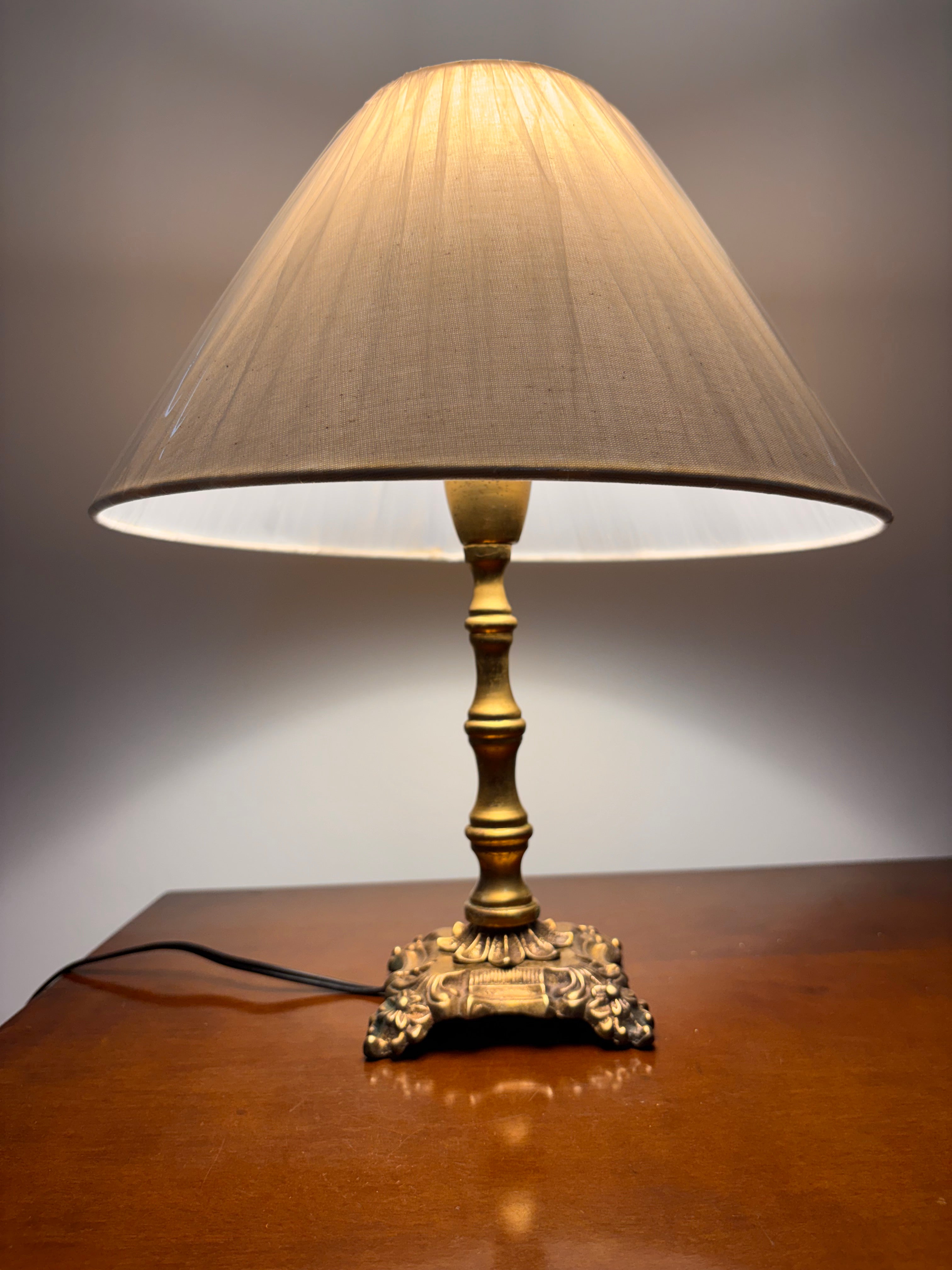  Abajur Antigo Vintage Em Bronze Maciço Com Cúpula De Tecido Claro 