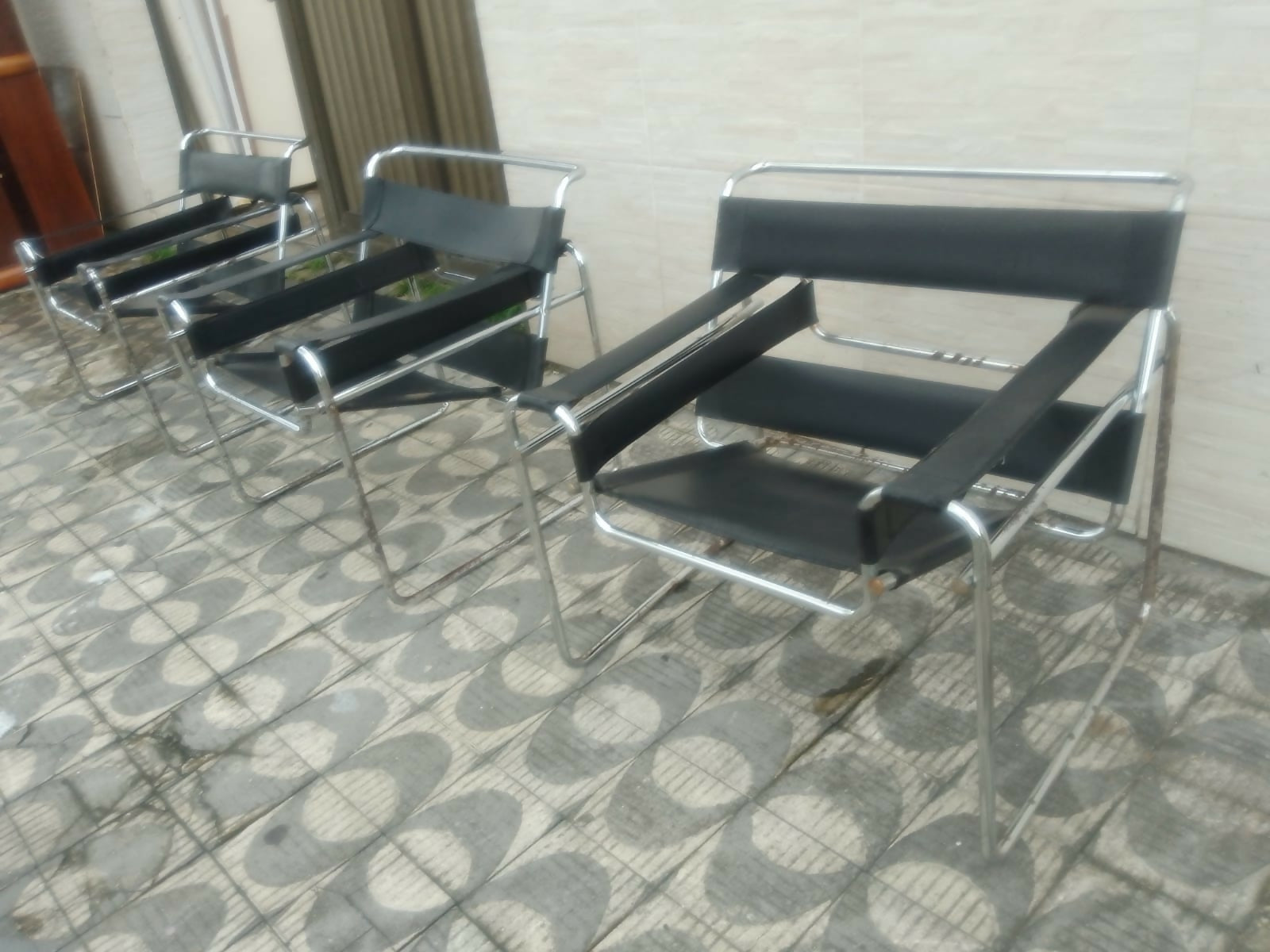 Trio de Poltronas pretas e cromadas