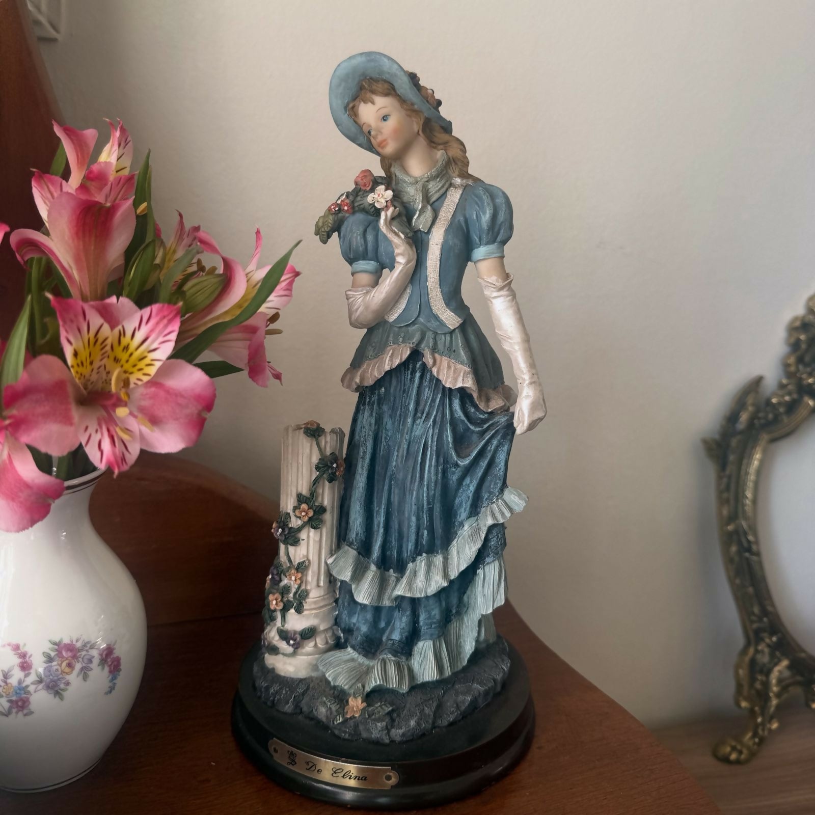 Escultura Italiana Coleção De Elina - Moça em Trajes de Época com Ornamentação Floral