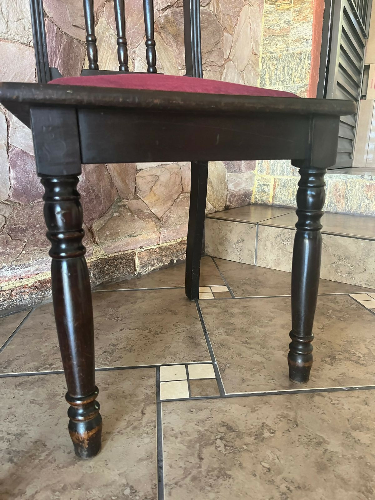 Par de cadeiras antigas madeira maciça com assento cor de vinho