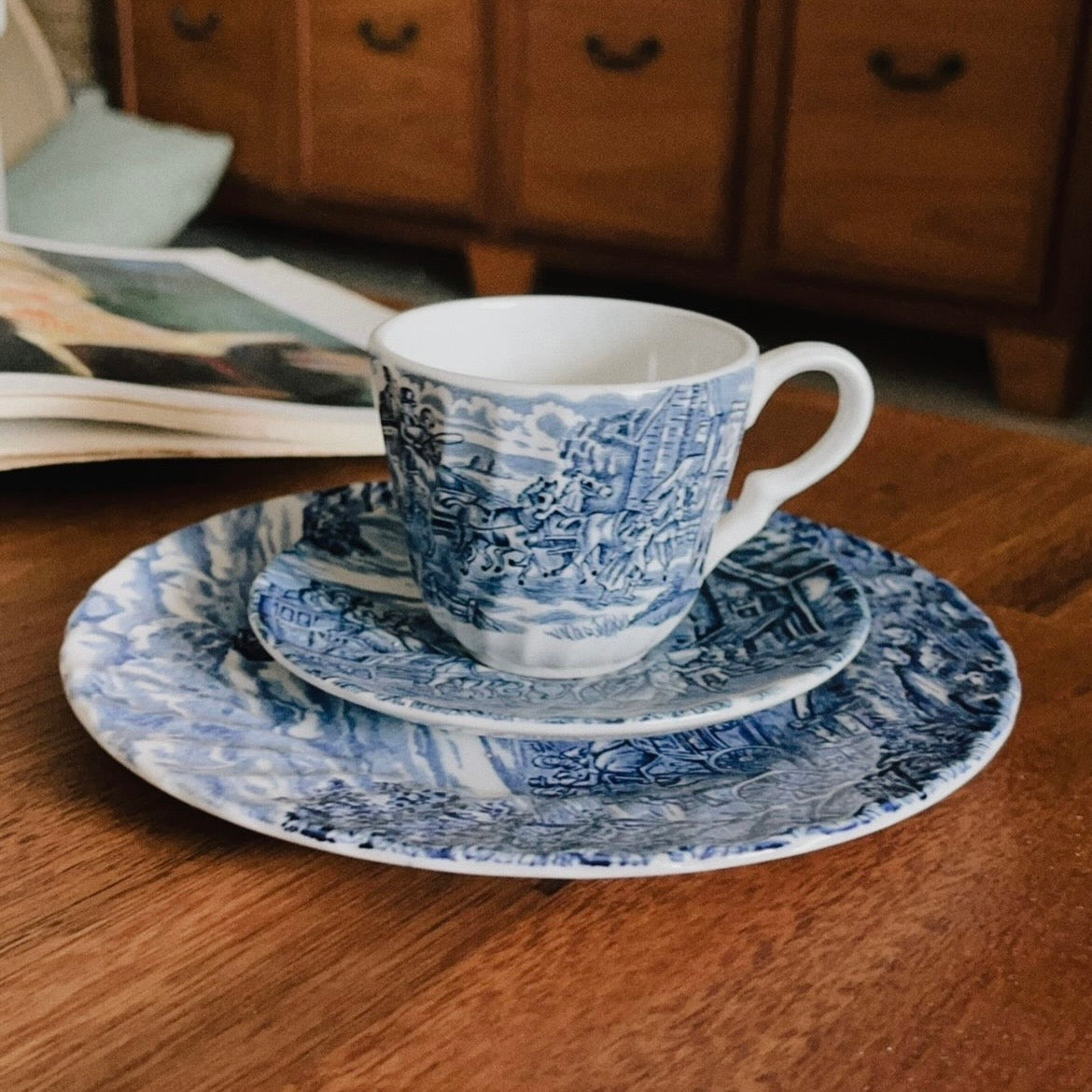 Trio de café faiança inglesa azul com cena campestre I Xícara de café I Prato