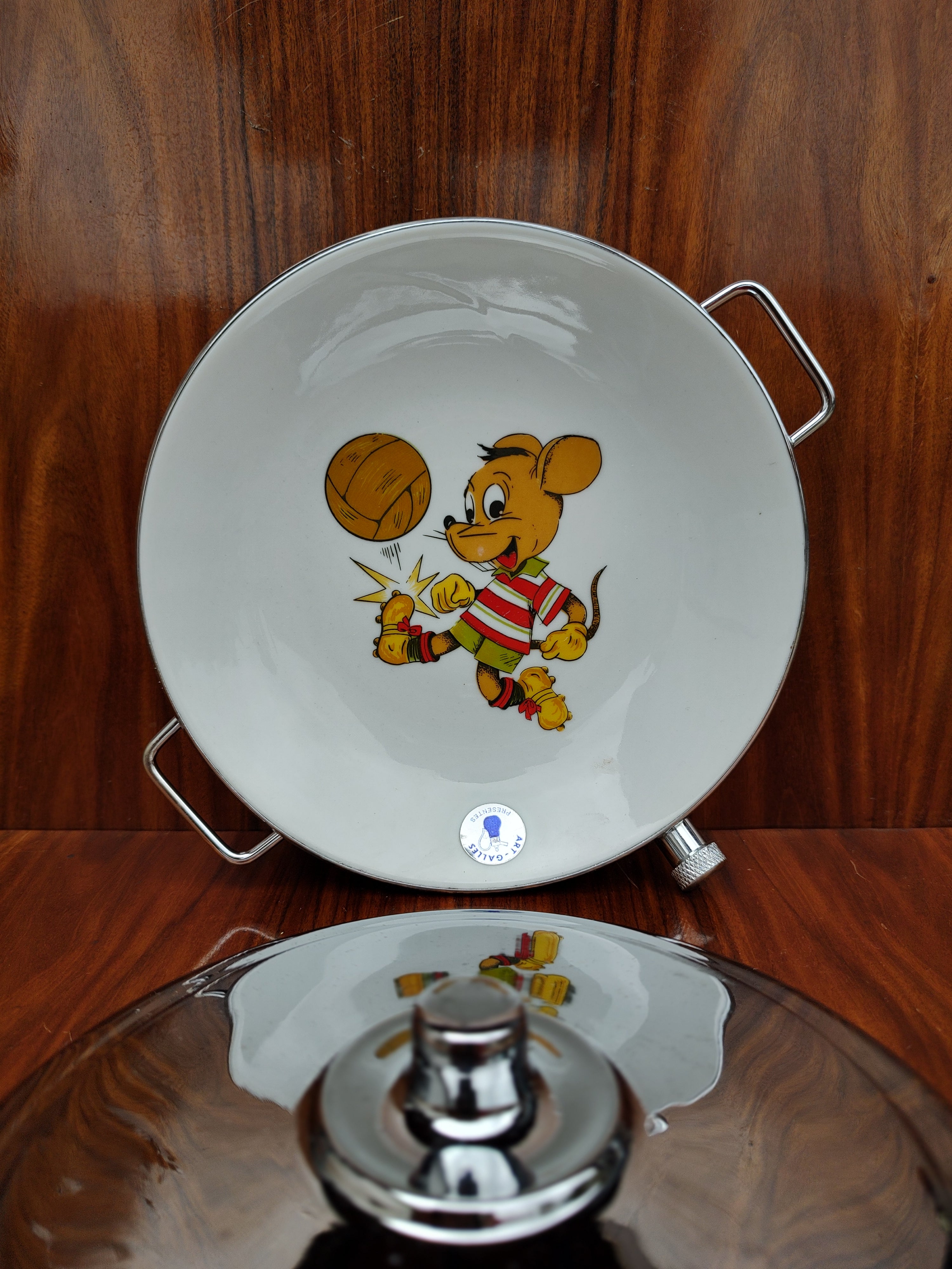 Nostálgico Prato Térmico Infantil com Rato Futebolista em Porcelana e Metal - completo