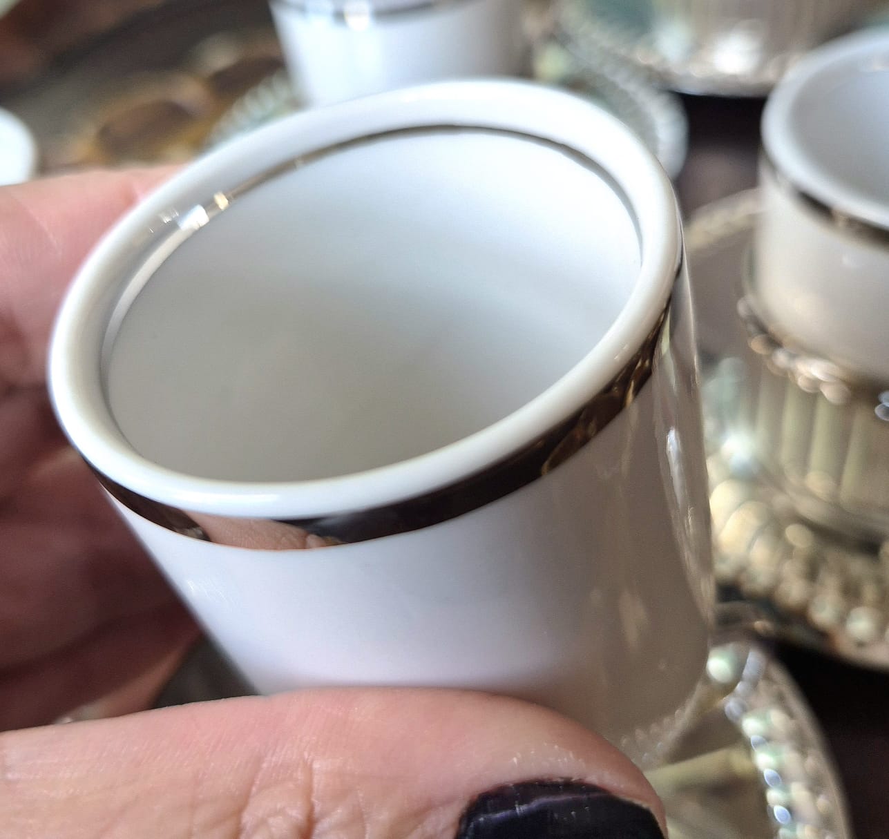 Conjunto de xícaras para café,  vintage, em porcelana branca com friso prateado, suporte e pires plissados em metal espessurado à prata 90. Em perfeito estado!
