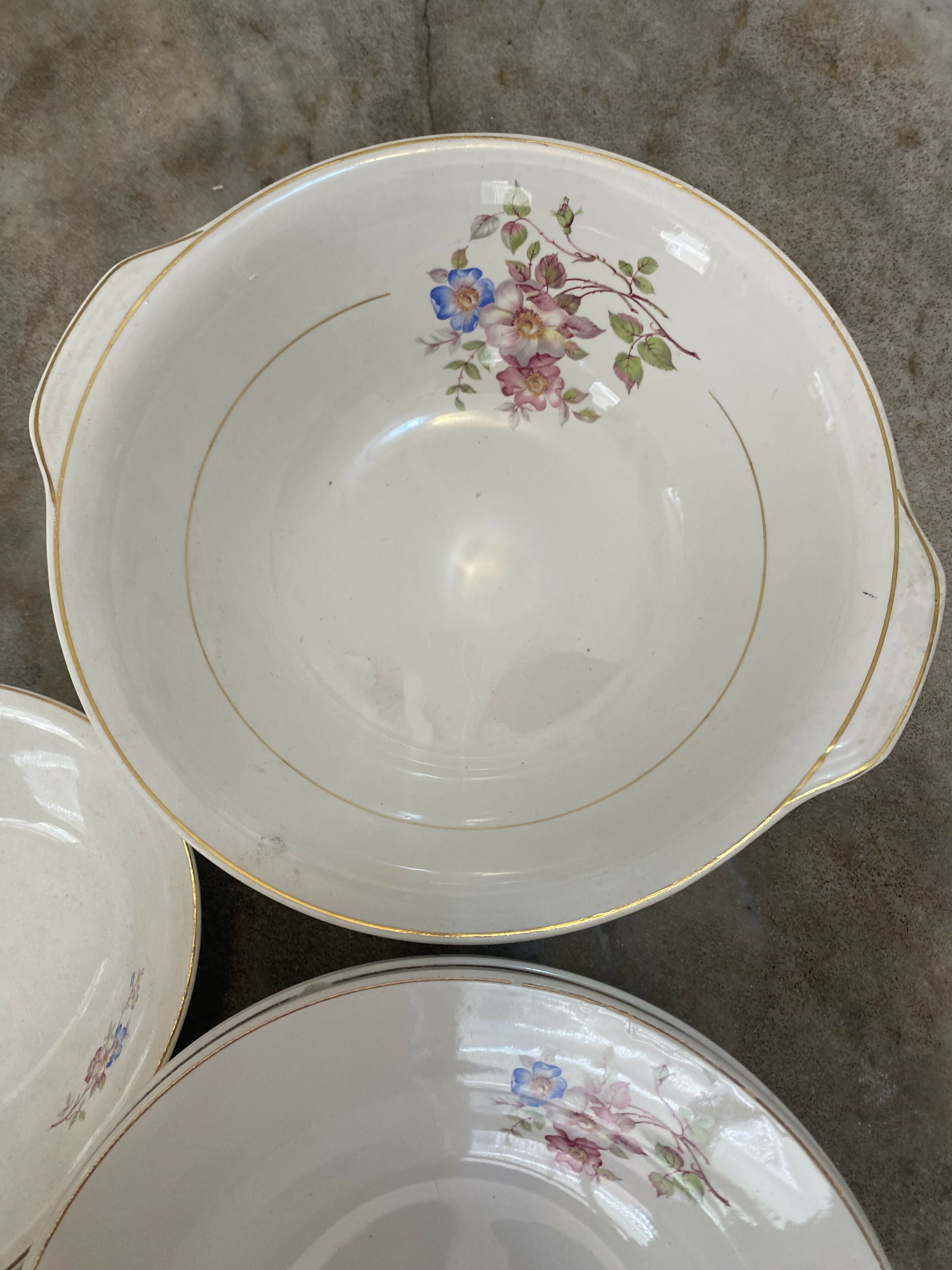 Jogo de louça antiga Porto Ferreira com pratos fundos e tigelas