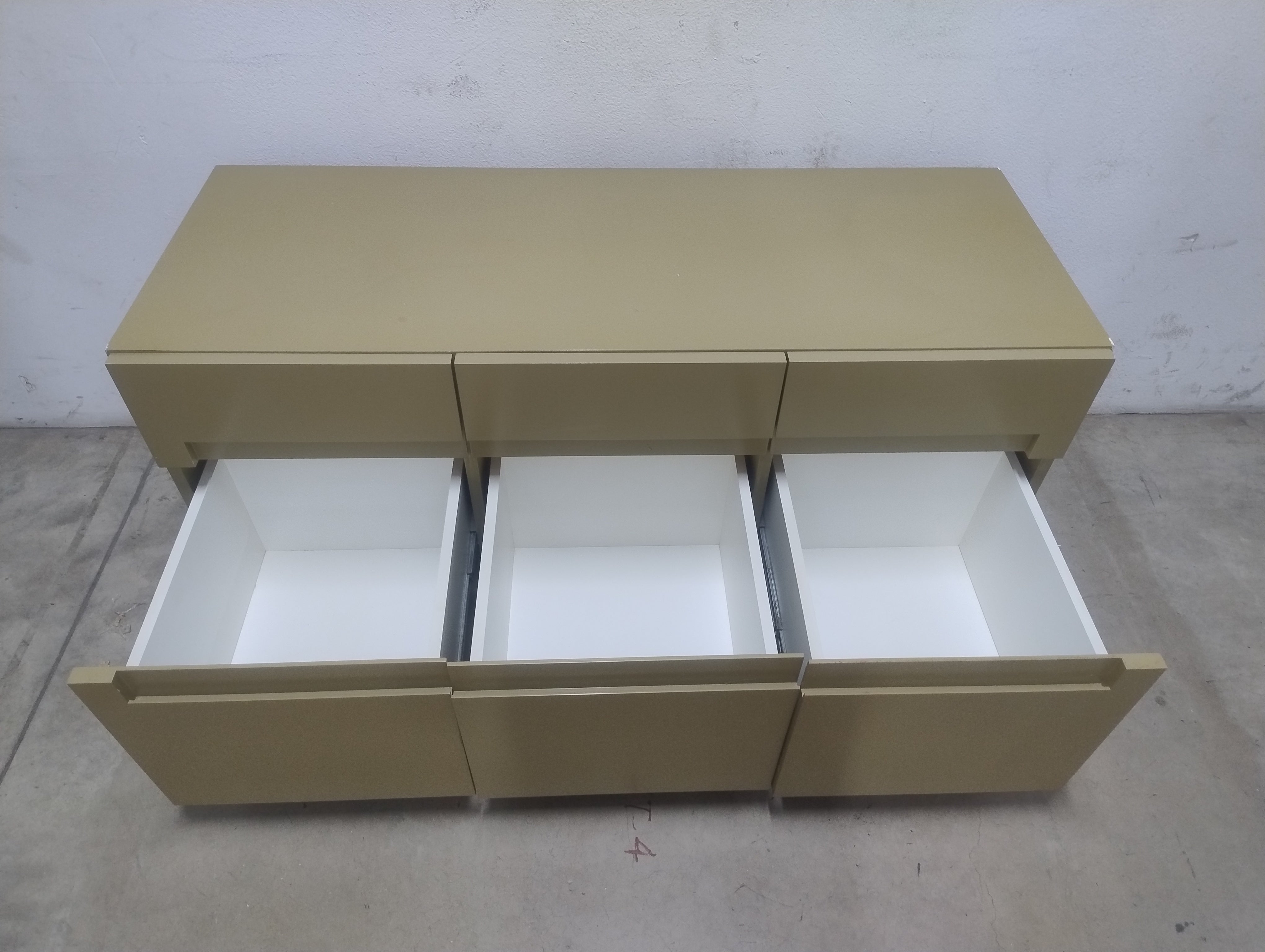 Rack / Buffet em Madeira Laqueada com Rodinhas