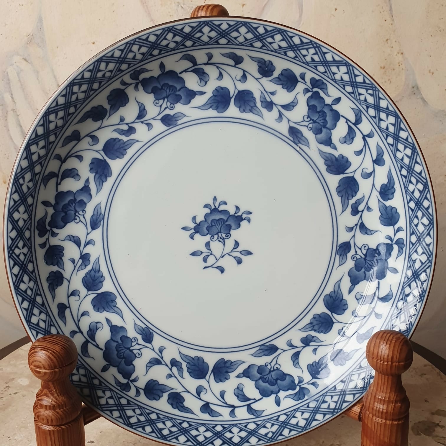 Prato decorativo tipo Medalhão em porcelana japonesa