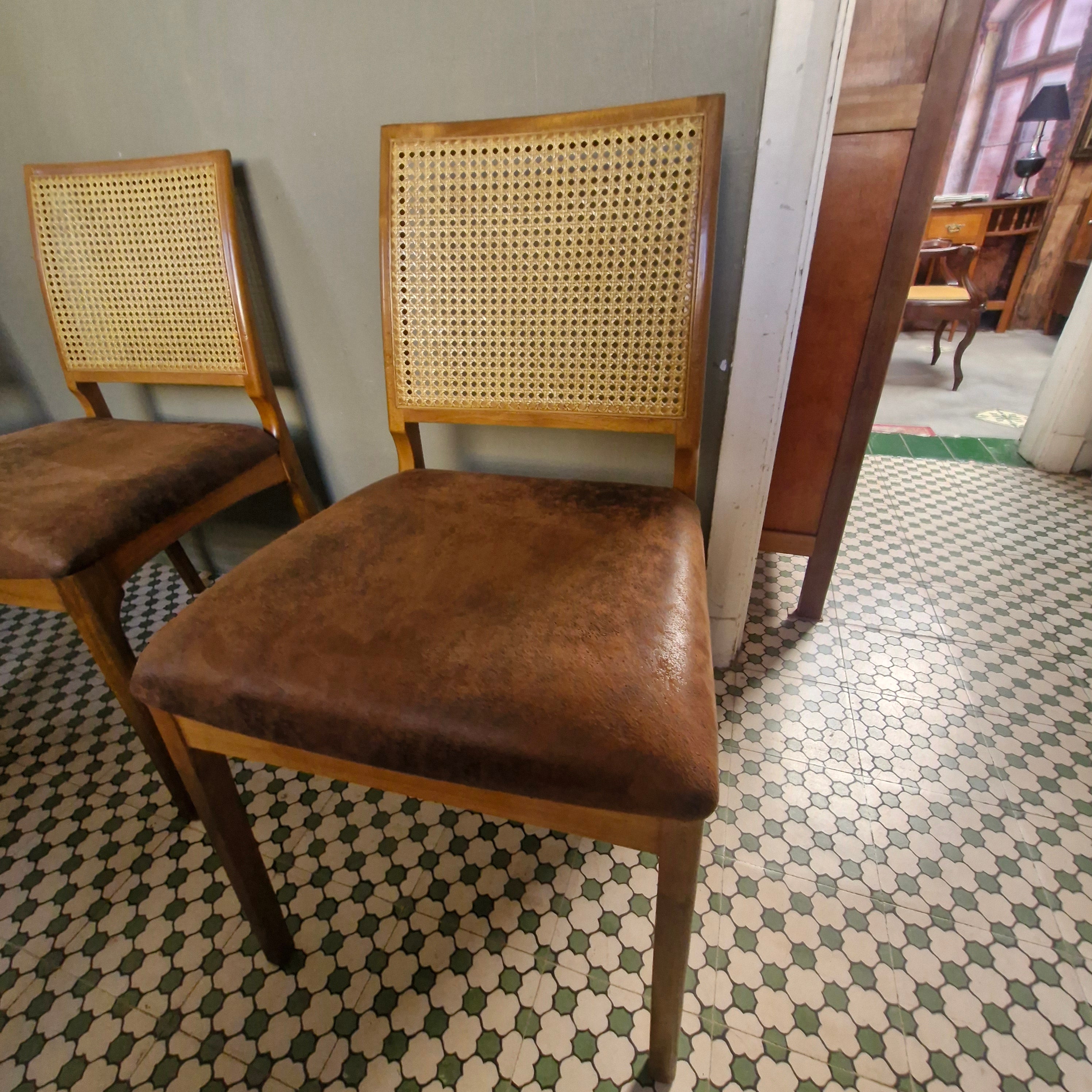 Conjunto com 6 Cadeiras restauradas com estofado marrom e encosto em palhinha 