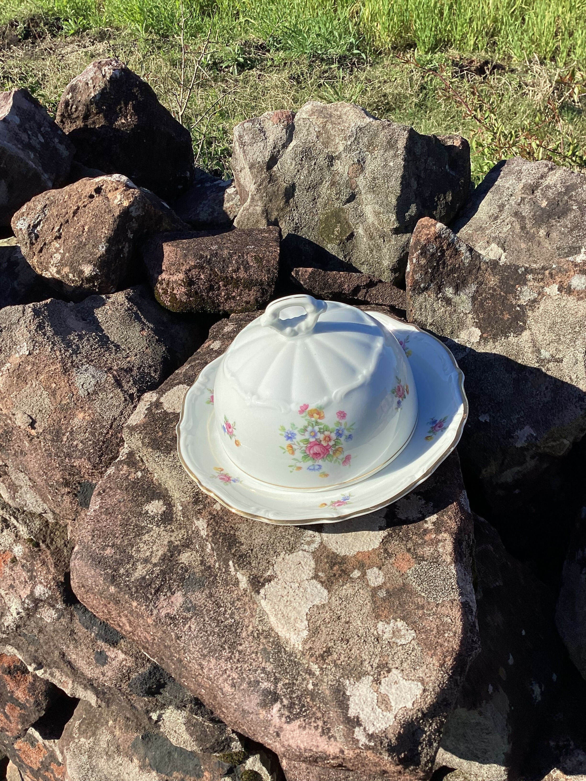 Mesa posta com preciosa manteigueira