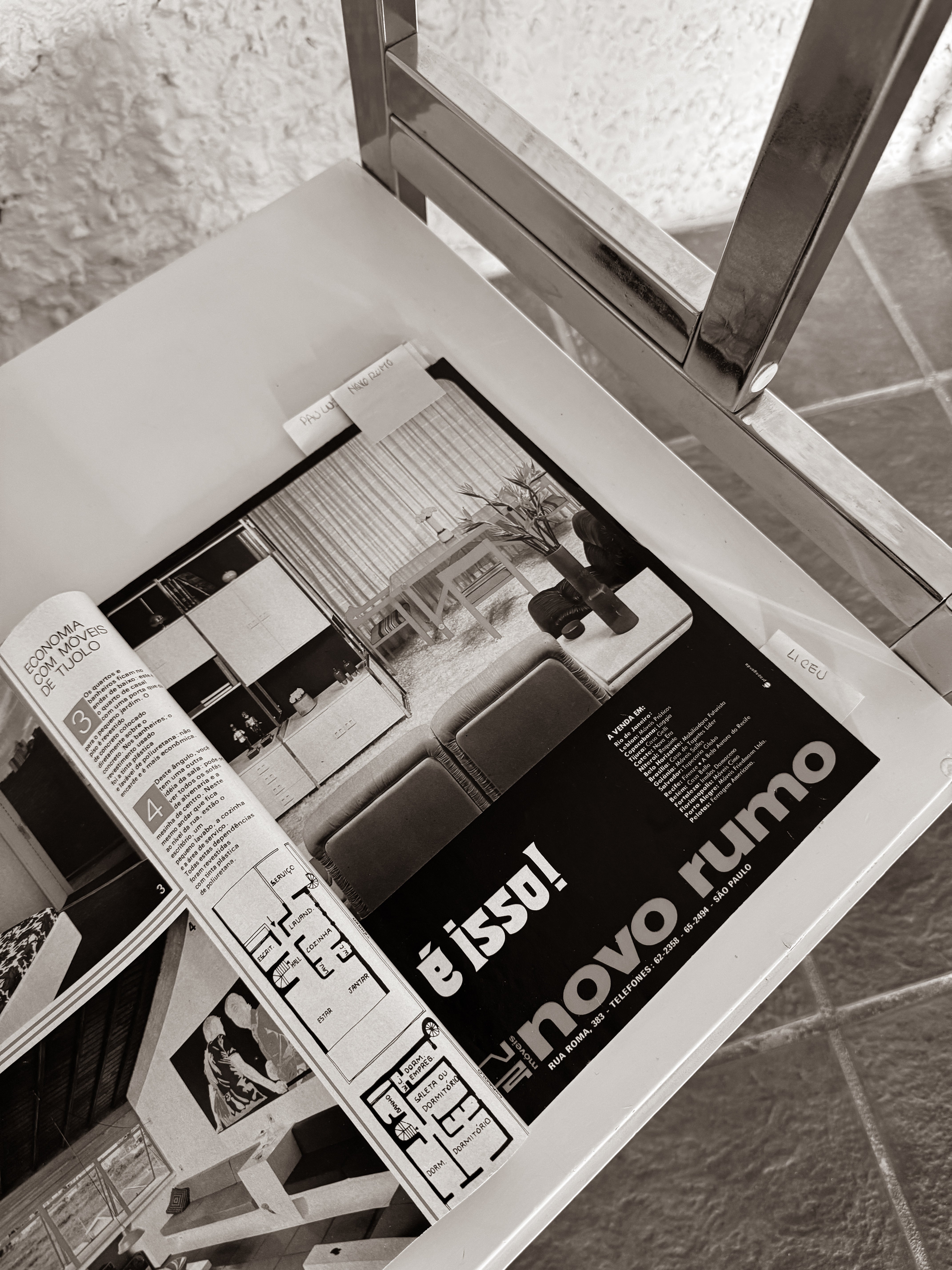 Estante modular Novo Rumo com estrutura metálica e nichos com pintura em laca branca 