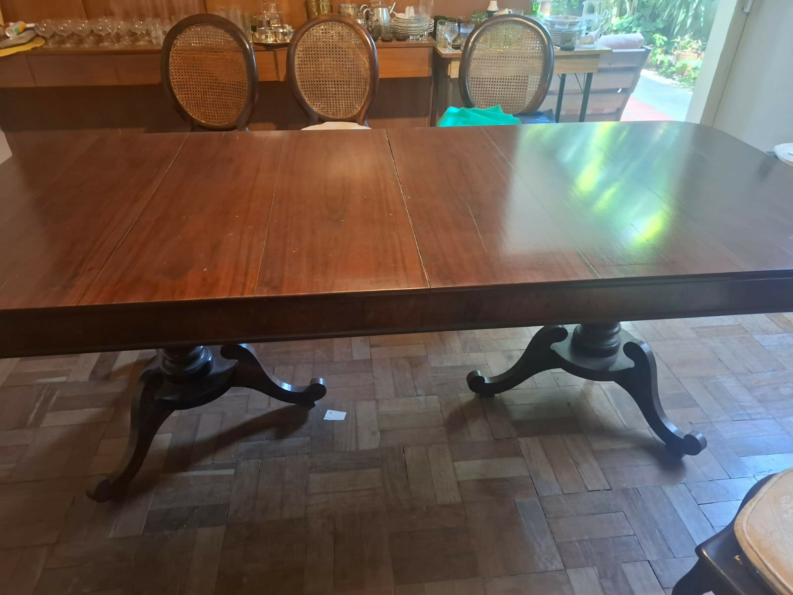 Mesa de Jantar Antiga em Madeira Maciça com 10 Cadeiras – Linda e Bem Conservada
