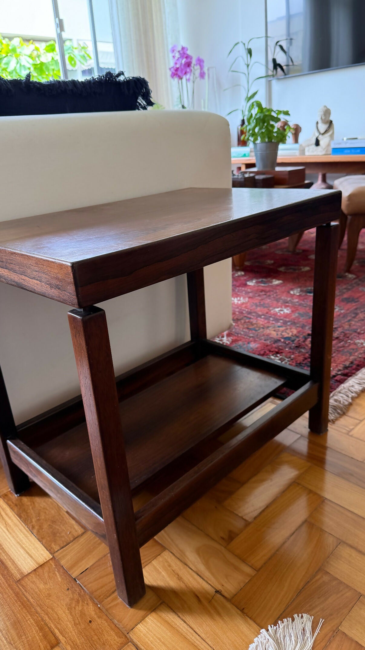 Mesa de canto em Jacarandá Maciço