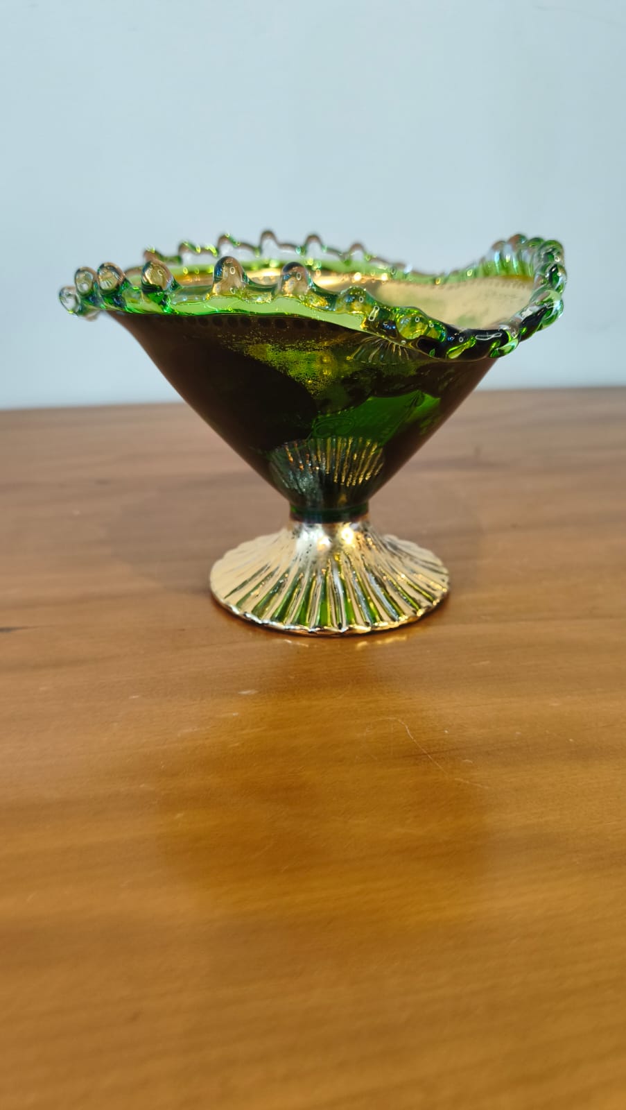 Compoteira Decorativa em Vidro Verde com Douração e Flores Esmaltadas