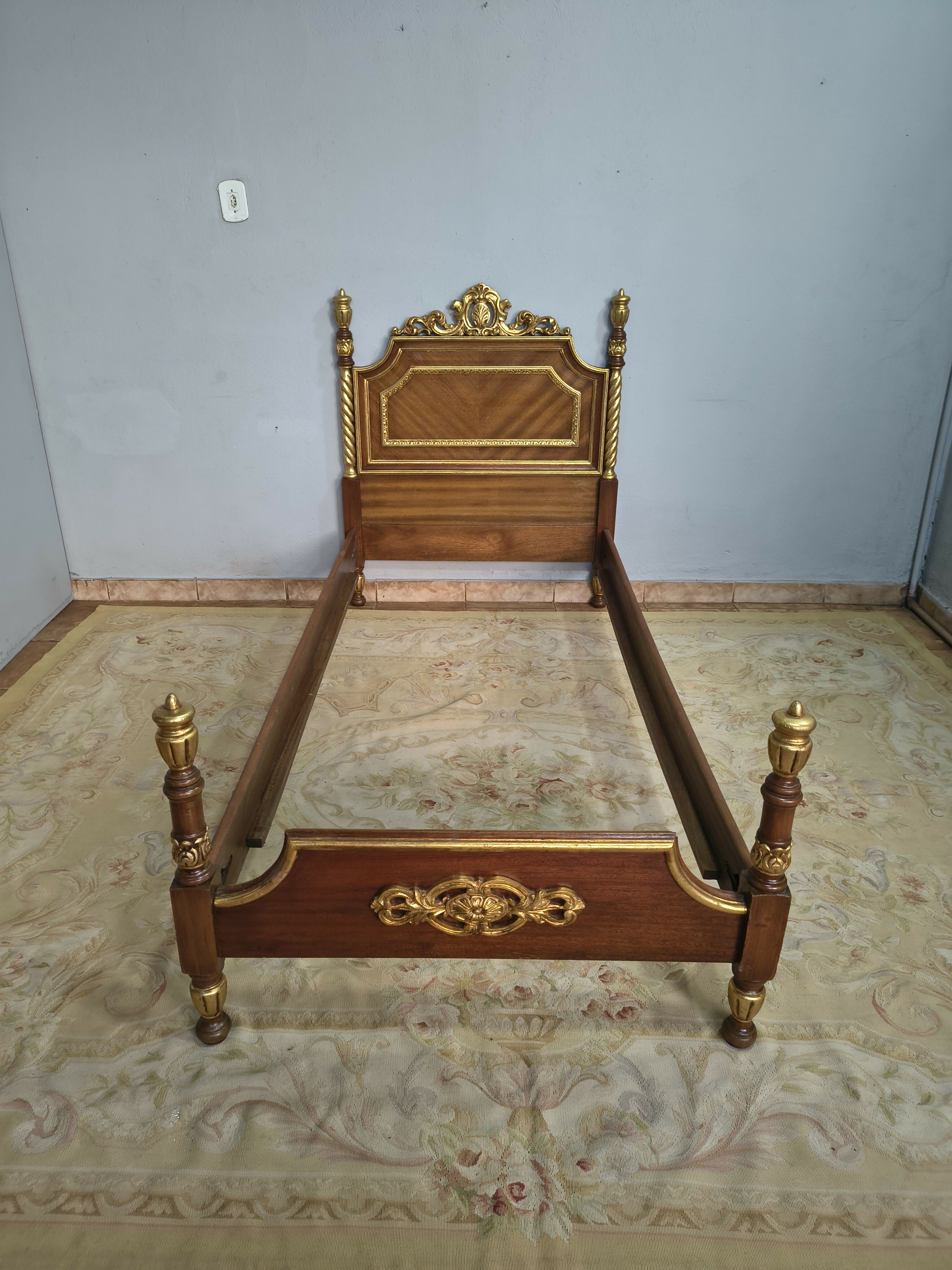 Cama de solteiro antiga