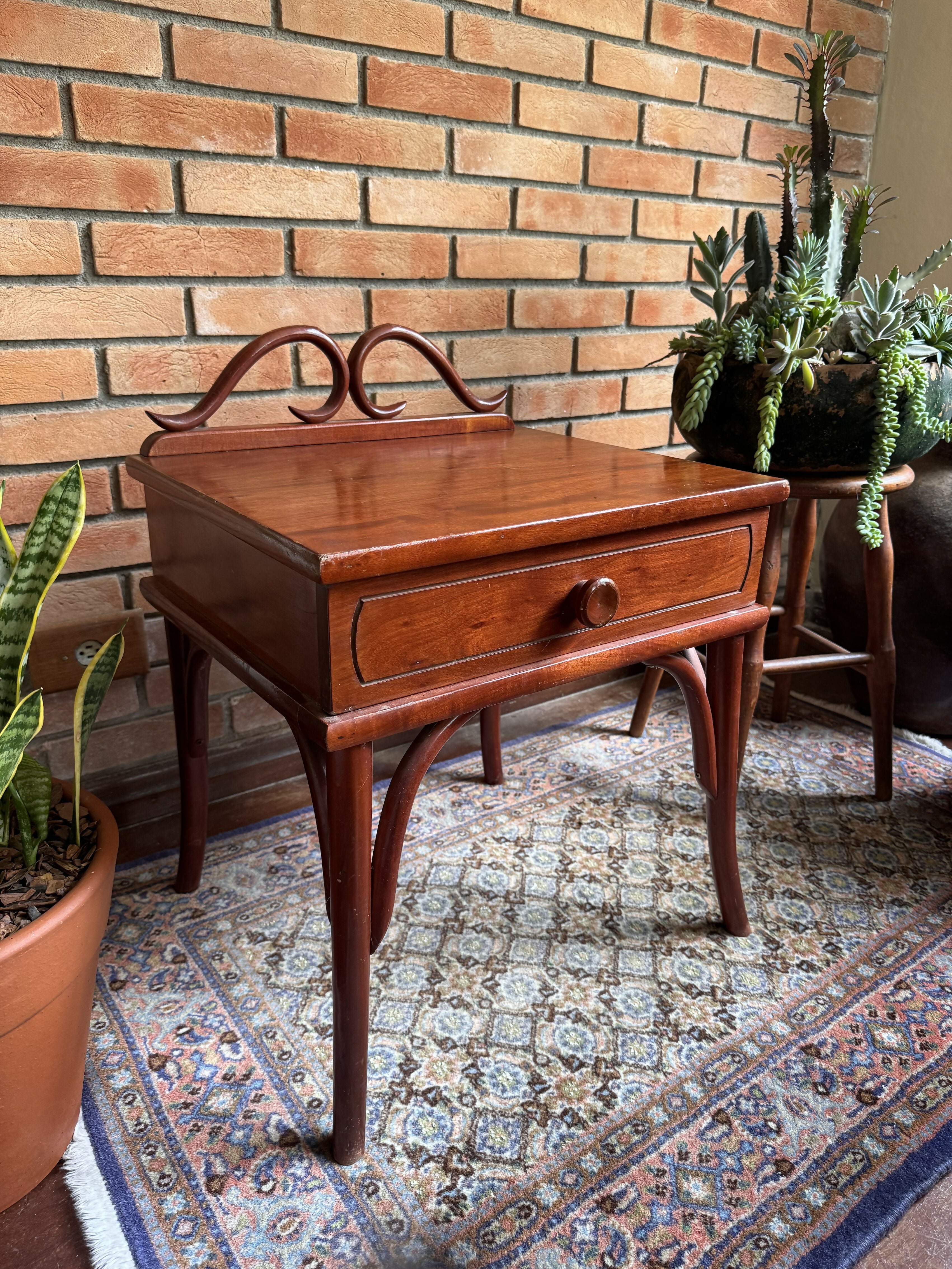 Raríssima mesinha de cabeceira SELADA Thonart Thonet