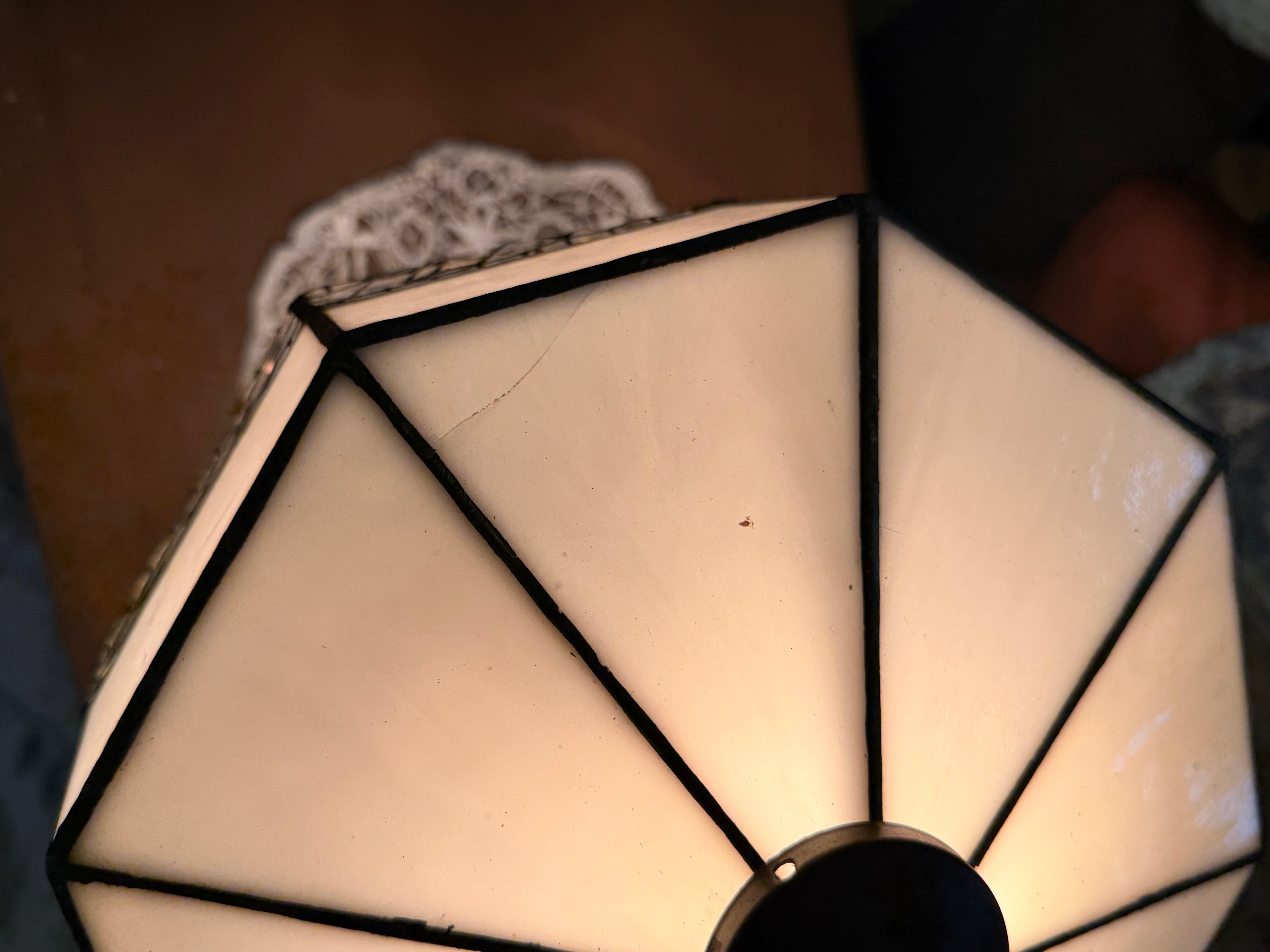 Elegante Abajur Luminária Tiffany com filigrana de bronze charmosa e vidros brancos foscos