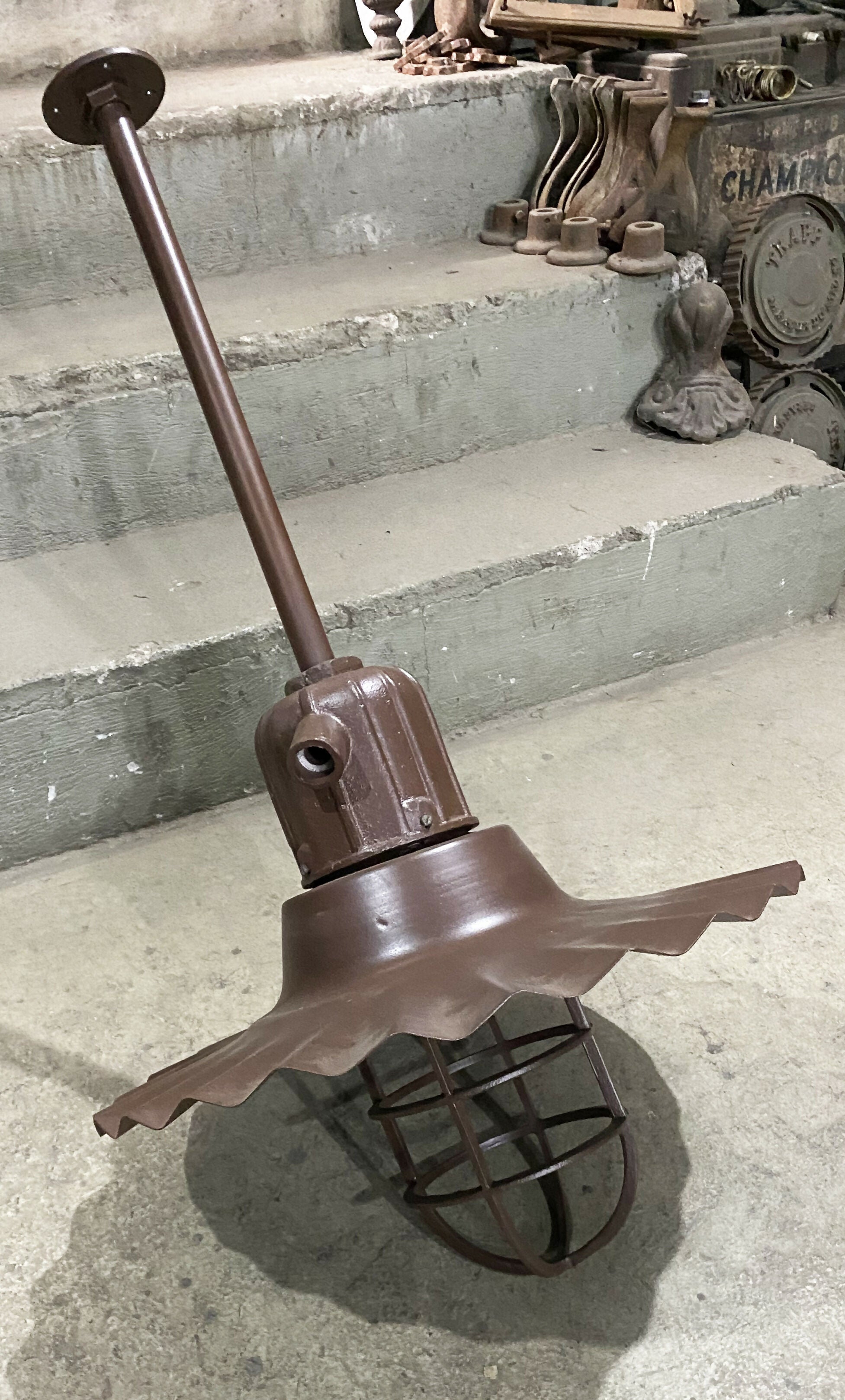 Luminária industrial customizada em marrom