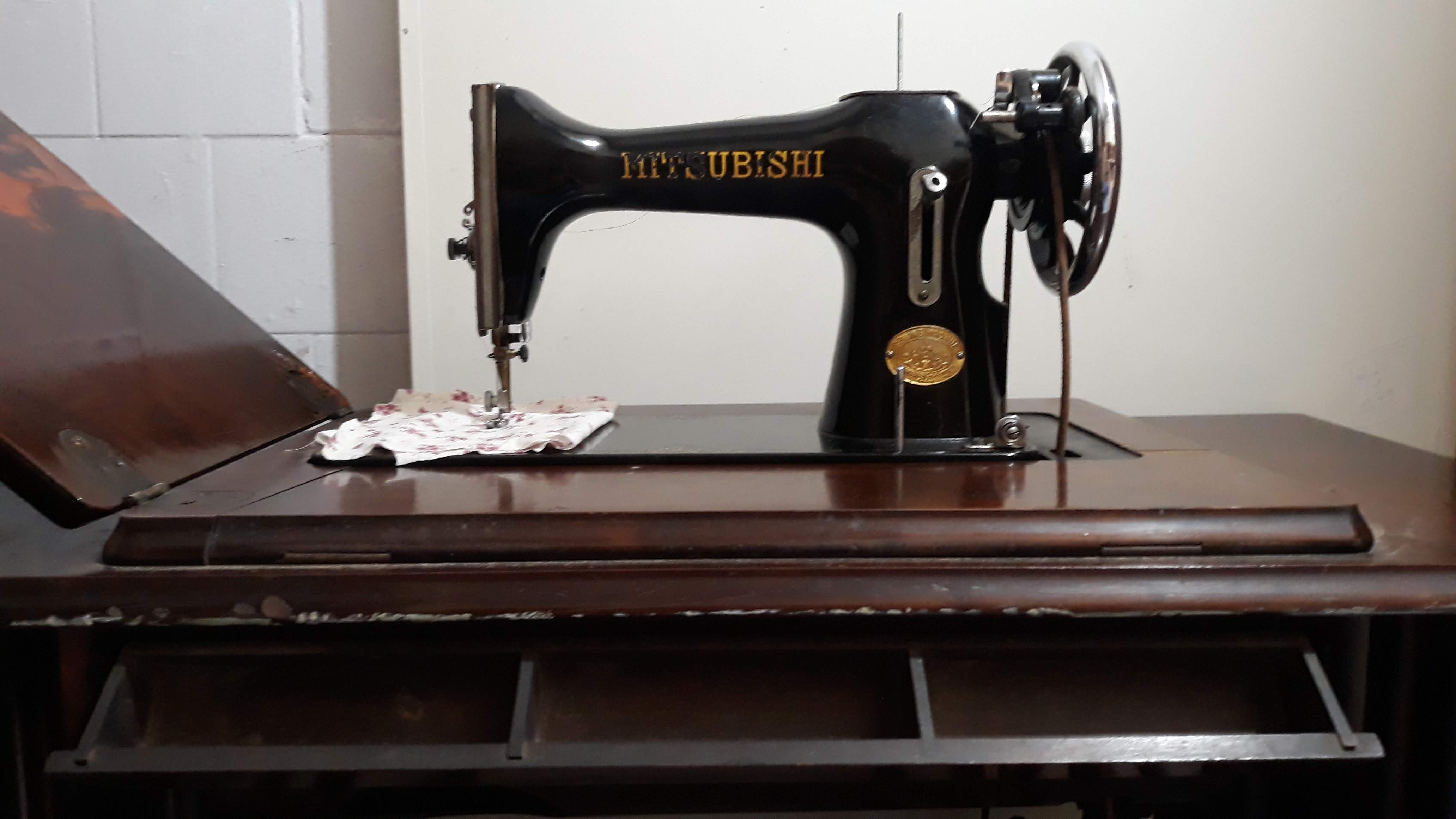 Maquina de Costura Mitsubishi com gabinete - funcionando 