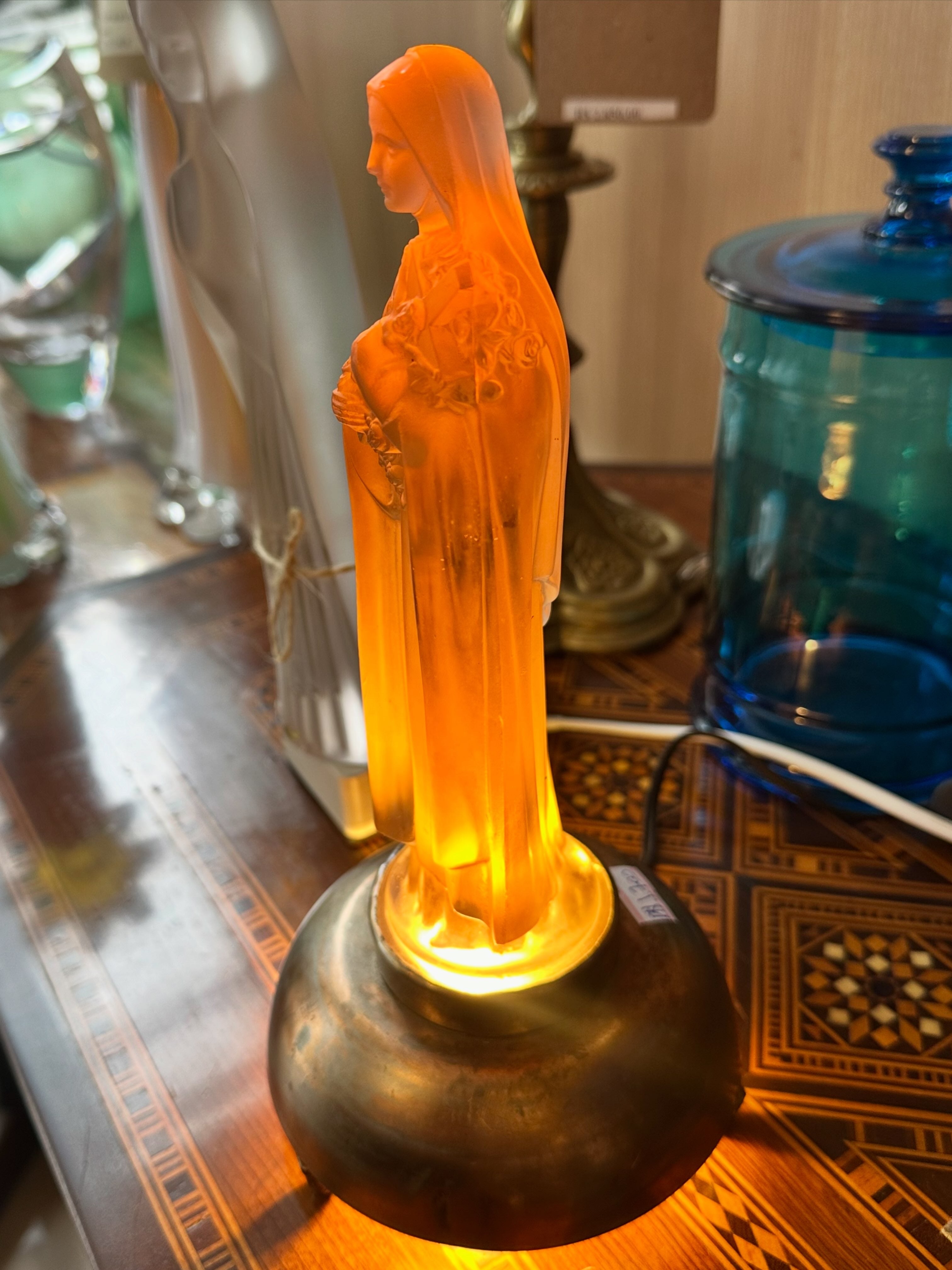 Escultura de Santa Terezinha com base de iluminação 