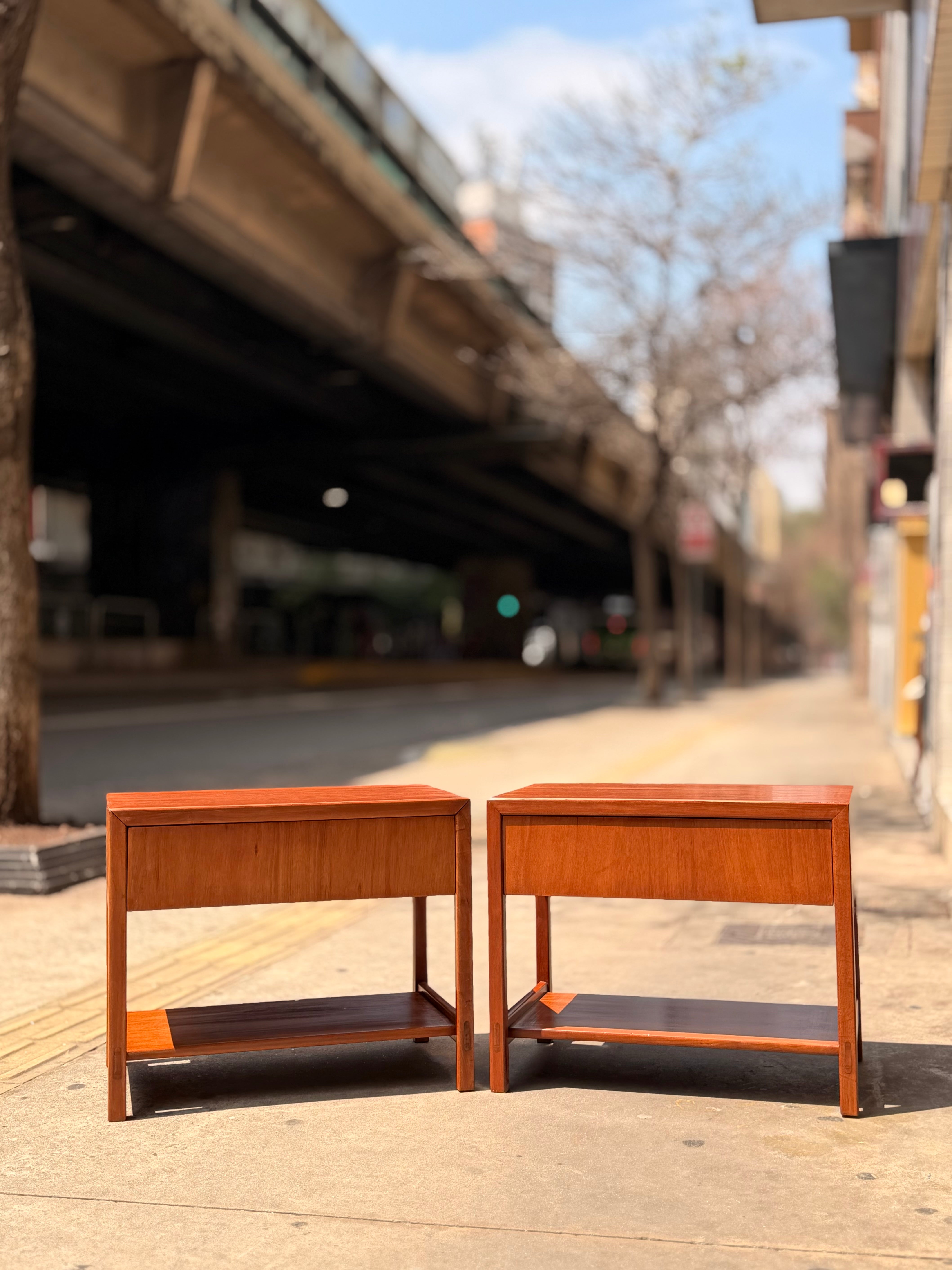 Par de mesas de cabeceira modernistas por Florence Knoll - Modelo 227