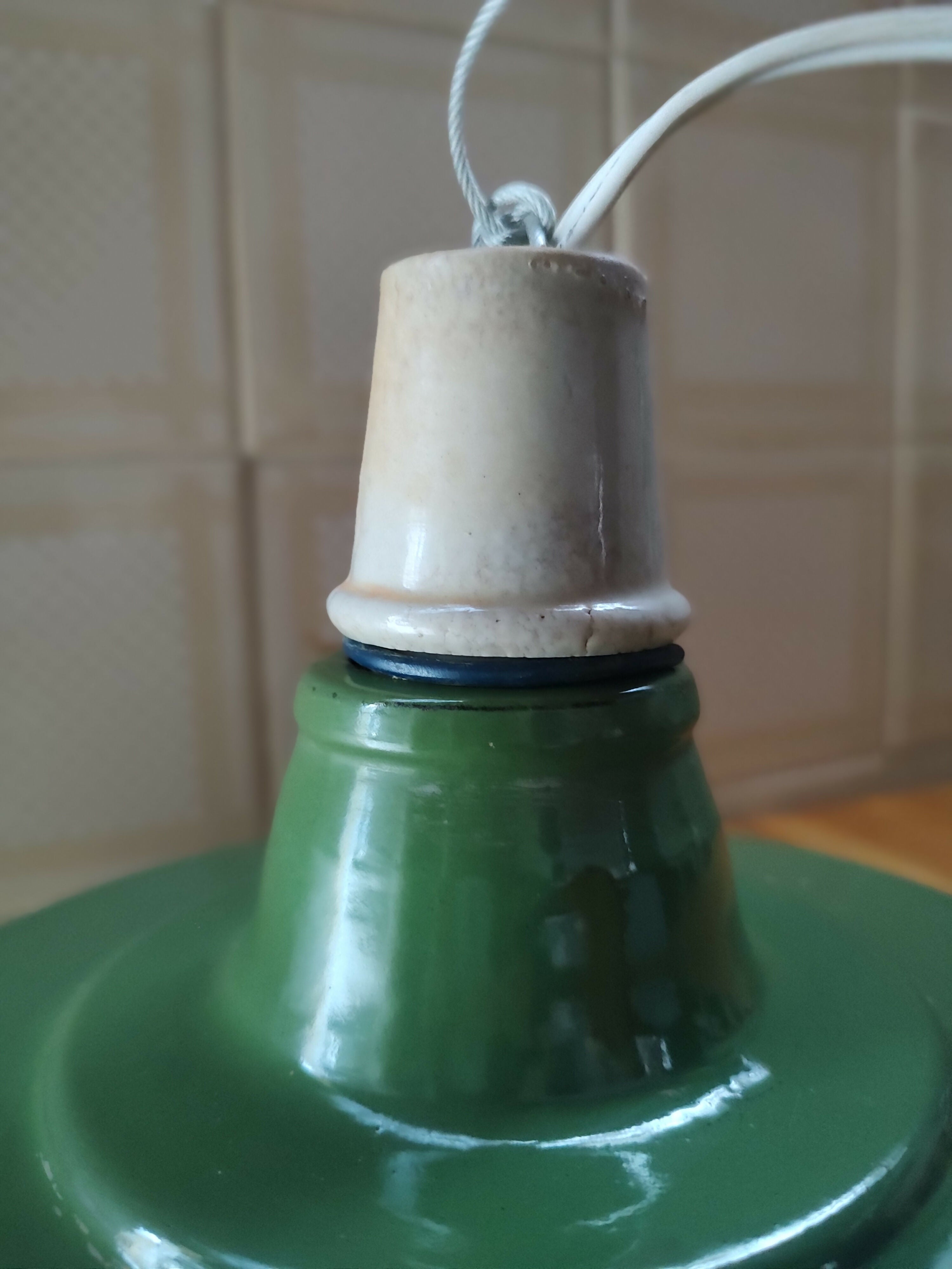 Antigo Lustre / Luminária pendente Industrial com cúpula em metal com pintura verde militar
