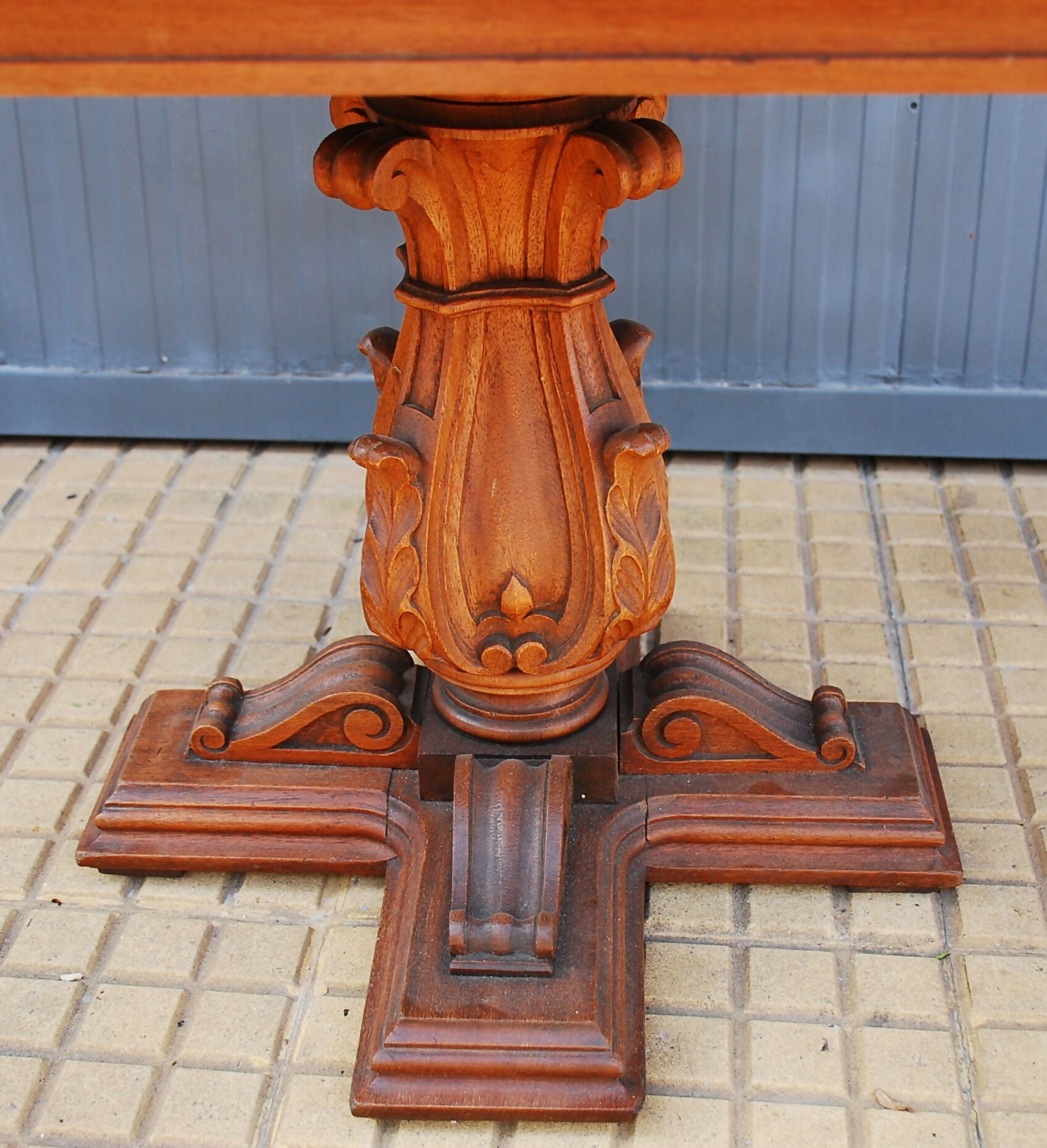 Mesa de centro entalhada a mão com tampo couro - anos 70