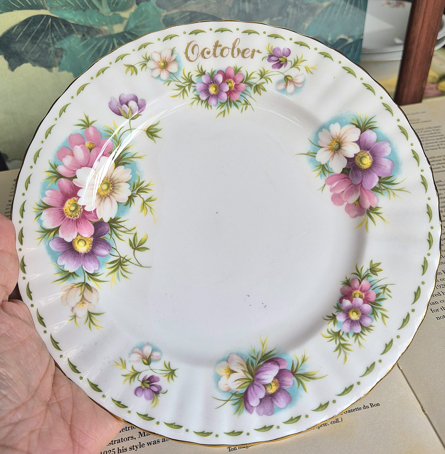 Prato decorativo raro em porcelana inglesa Royal Albert,  modelo: Outubro. Impecável.